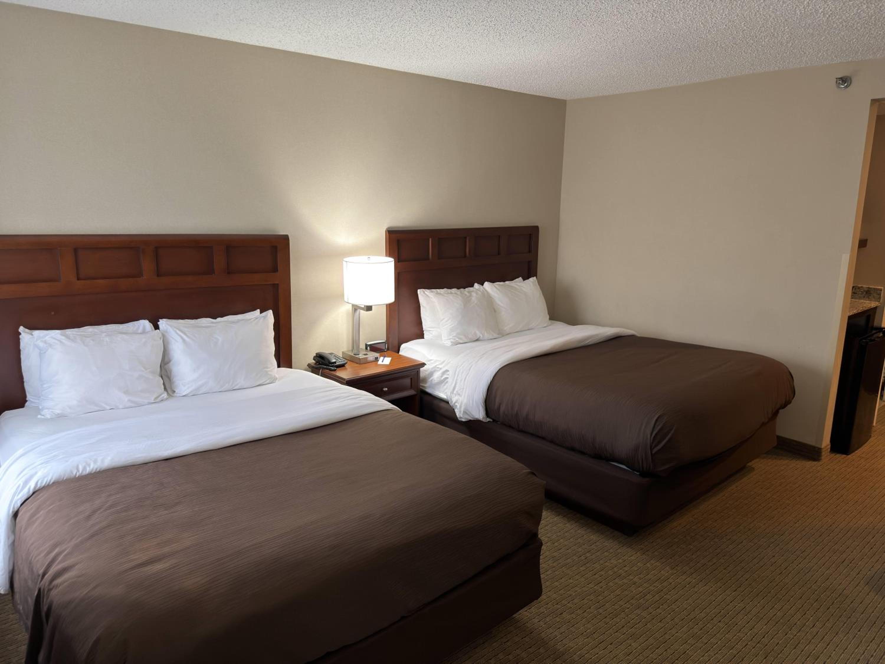Queen Room with Two Queen Beds - Non-Smoking photo 2