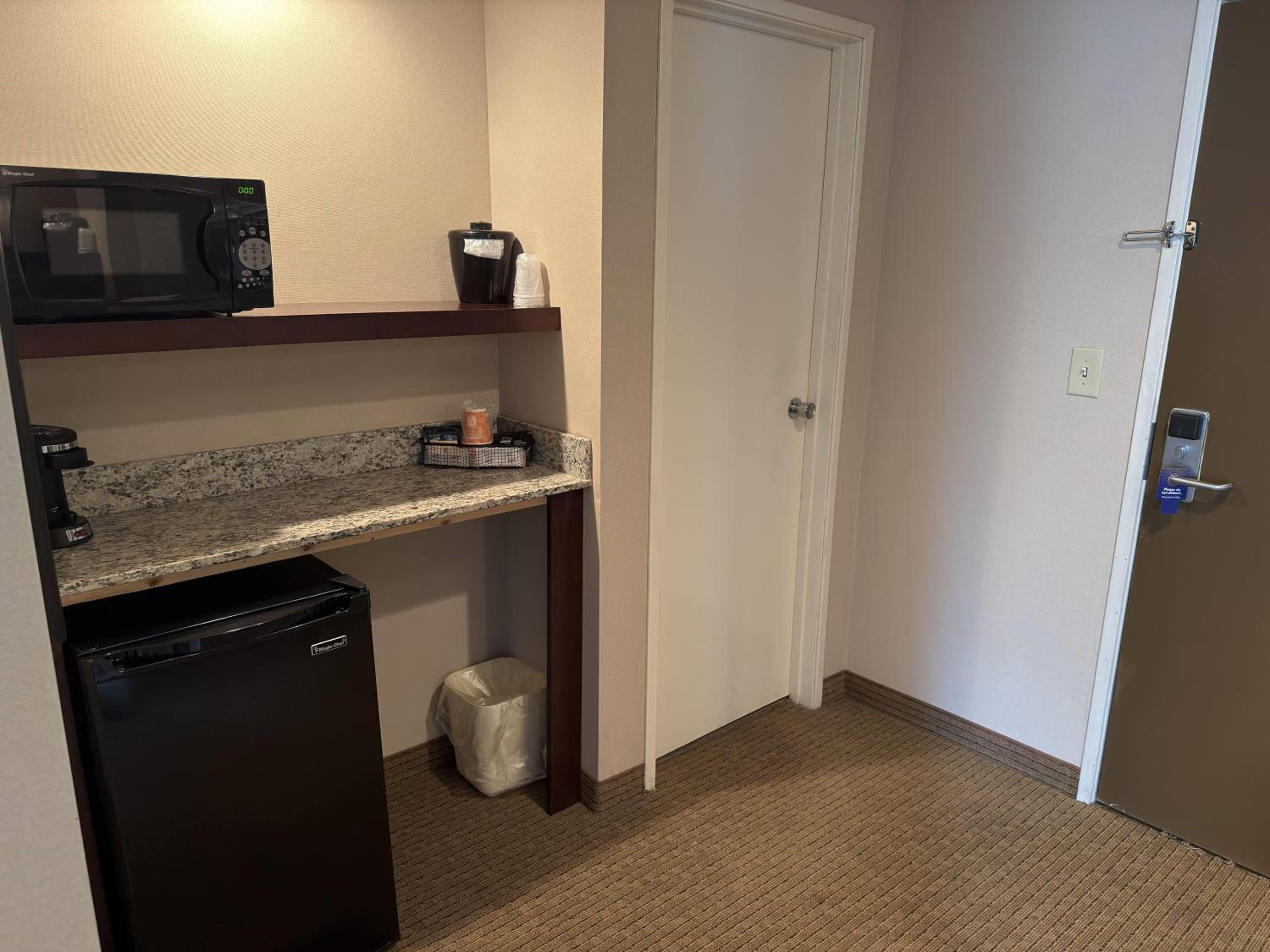 King Suite - Non-Smoking photo 3