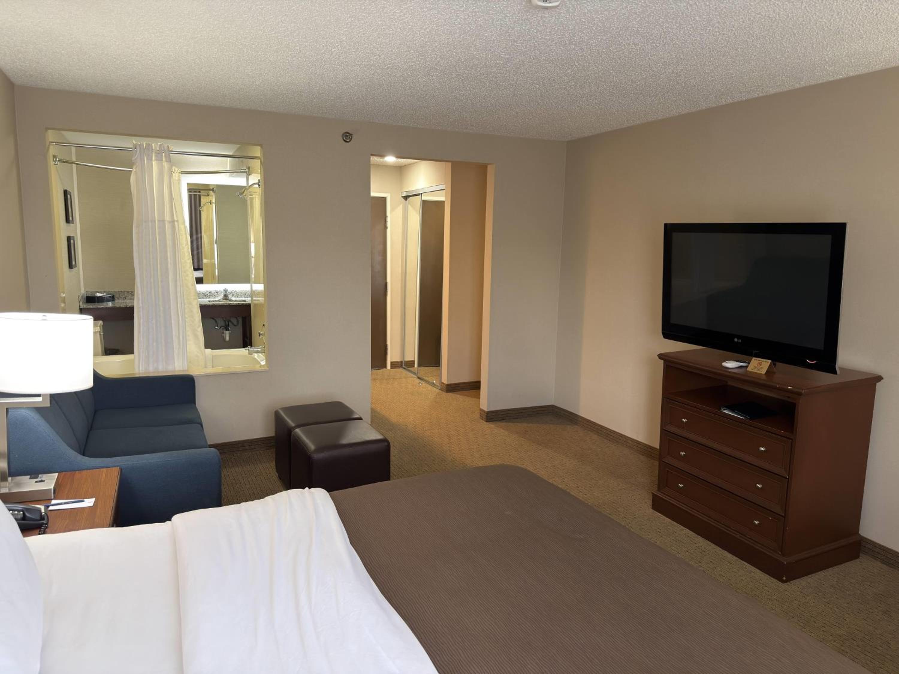 Deluxe King Room - Non-Smoking photo 2