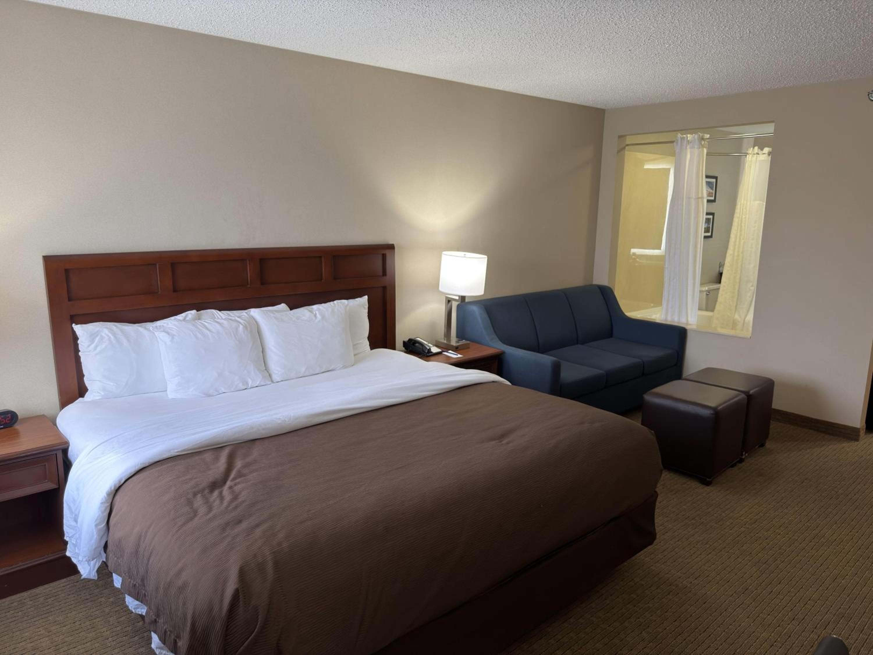 Deluxe King Room - Non-Smoking photo 3