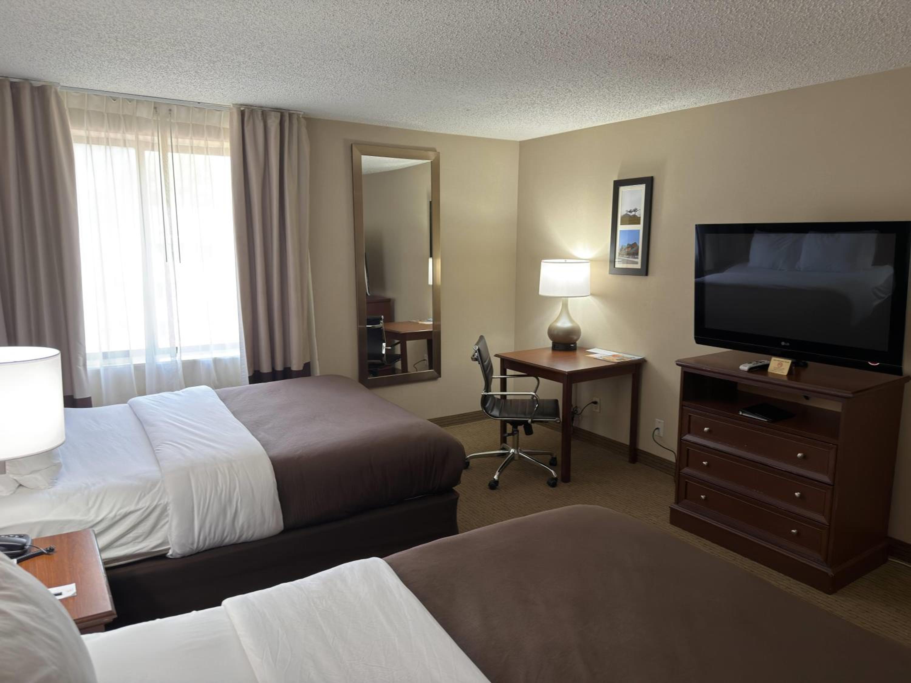 Queen Room with Two Queen Beds - Non-Smoking photo 3