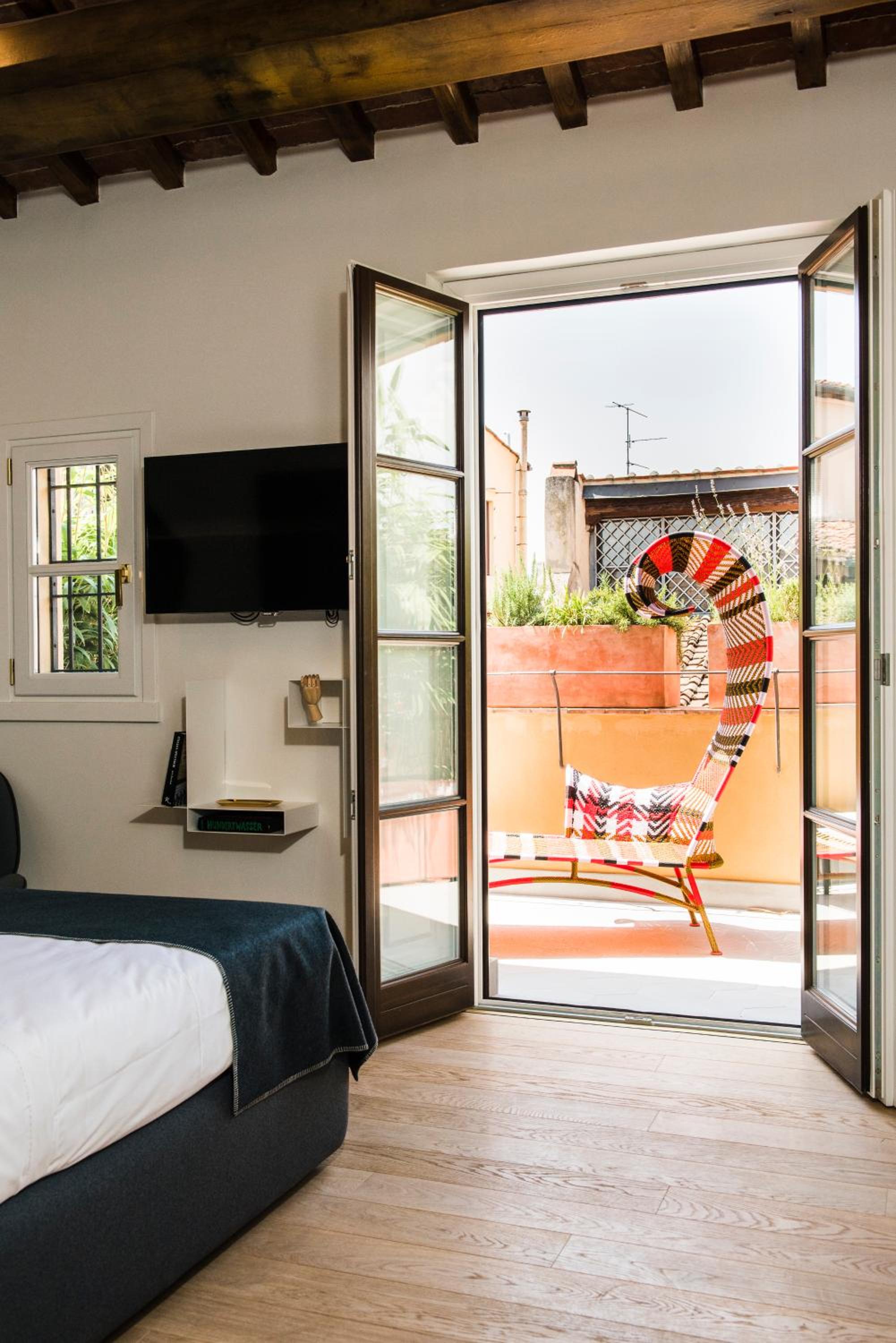 Deluxe Double Room with Balcony thumbnail 6