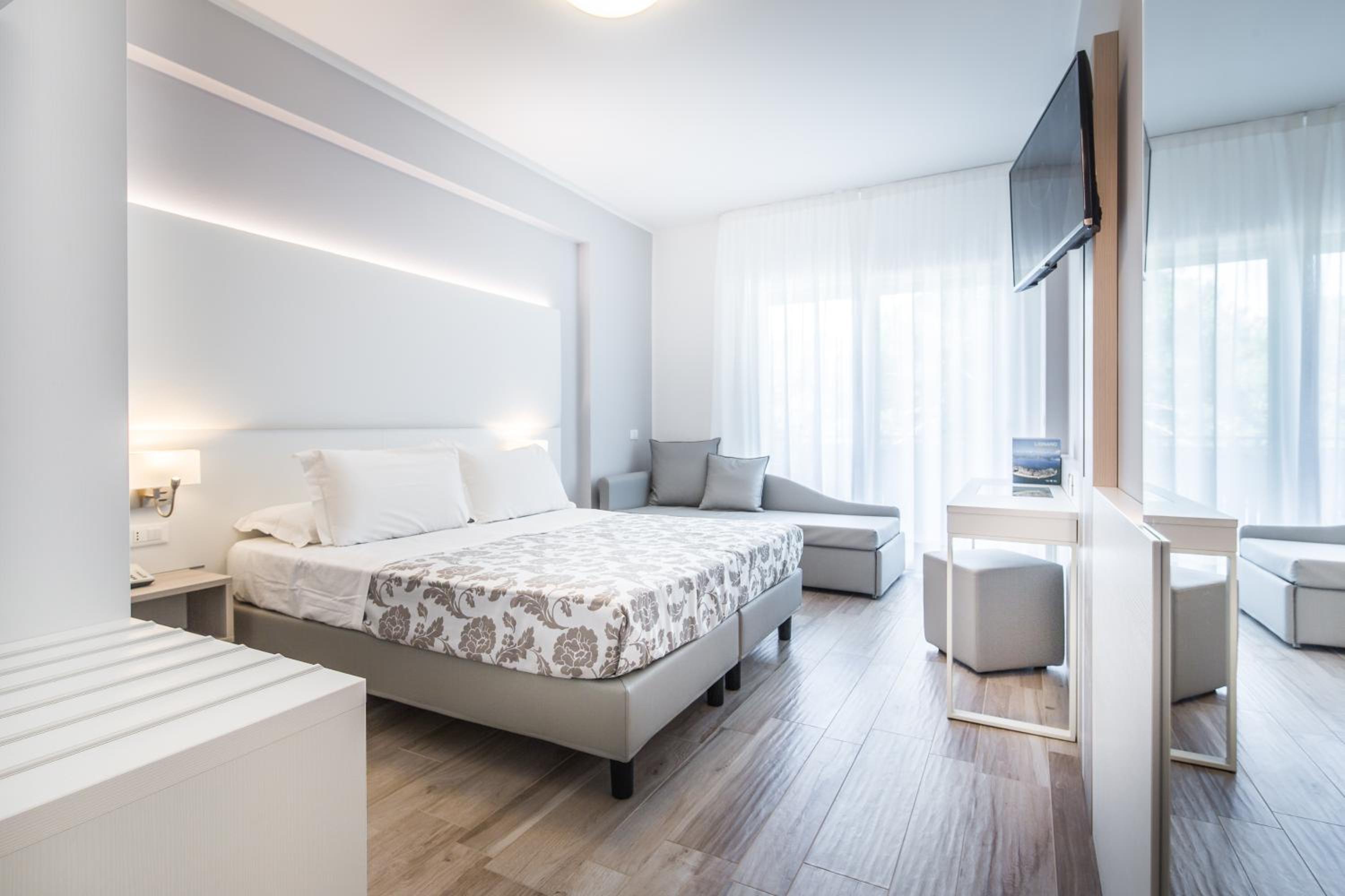 Superior Double Room with Extra Bed - Photo 1