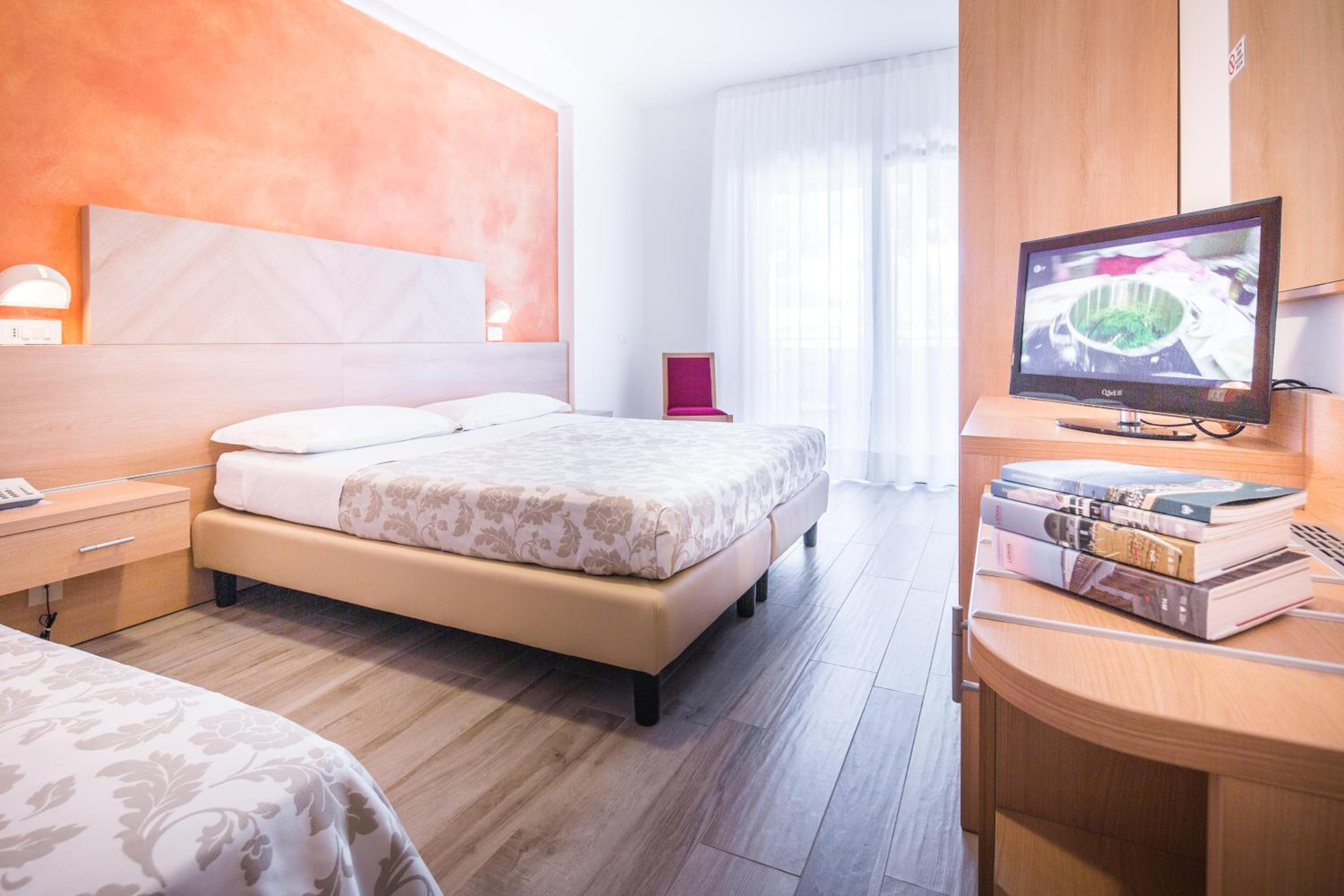 Comfort Double or Twin Room with Extra Bed - Photo 2