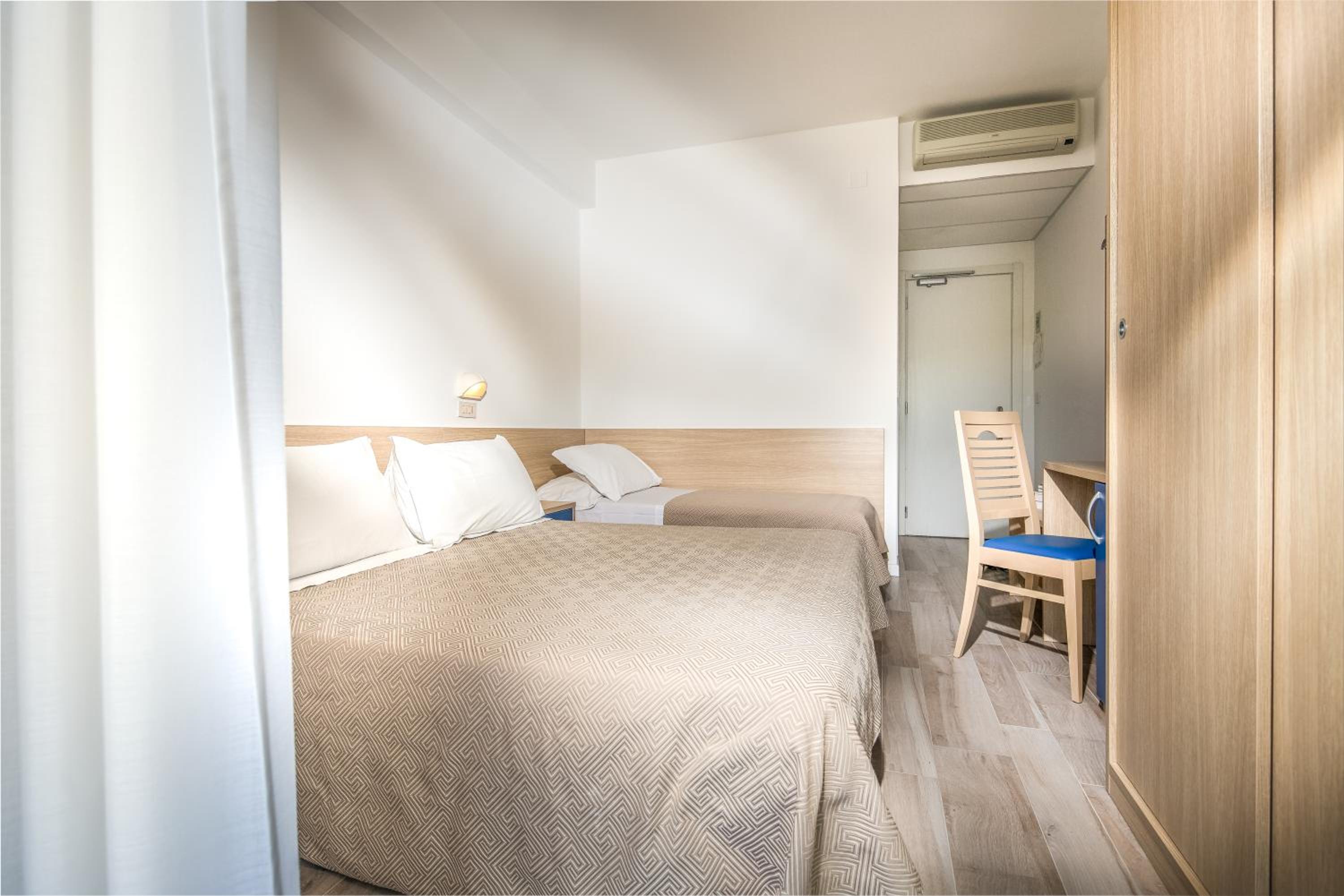 Standard Double Room with Extra Bed - Photo 2
