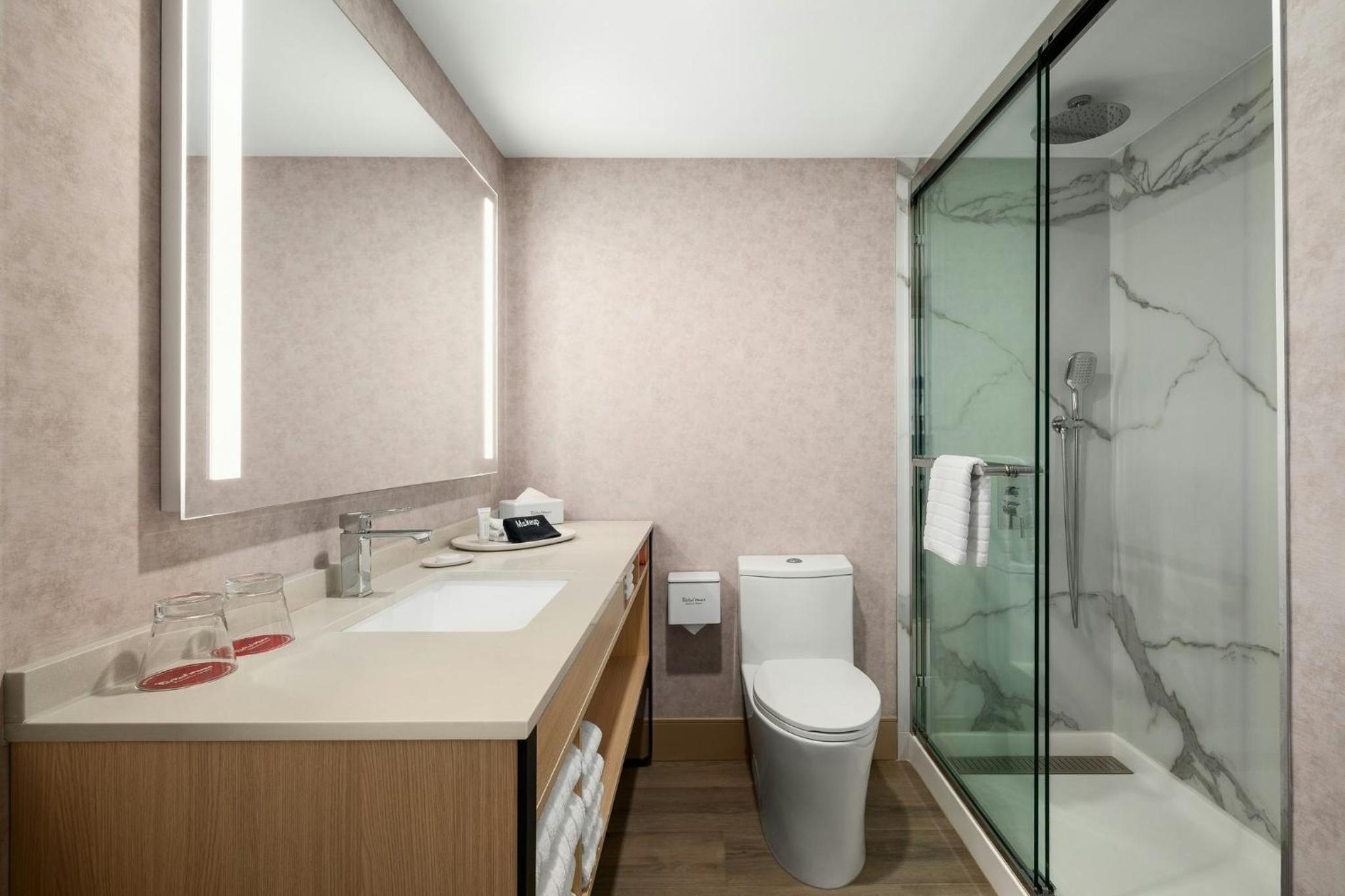 Deluxe King Room with Mountain View Smoke Free photo 3