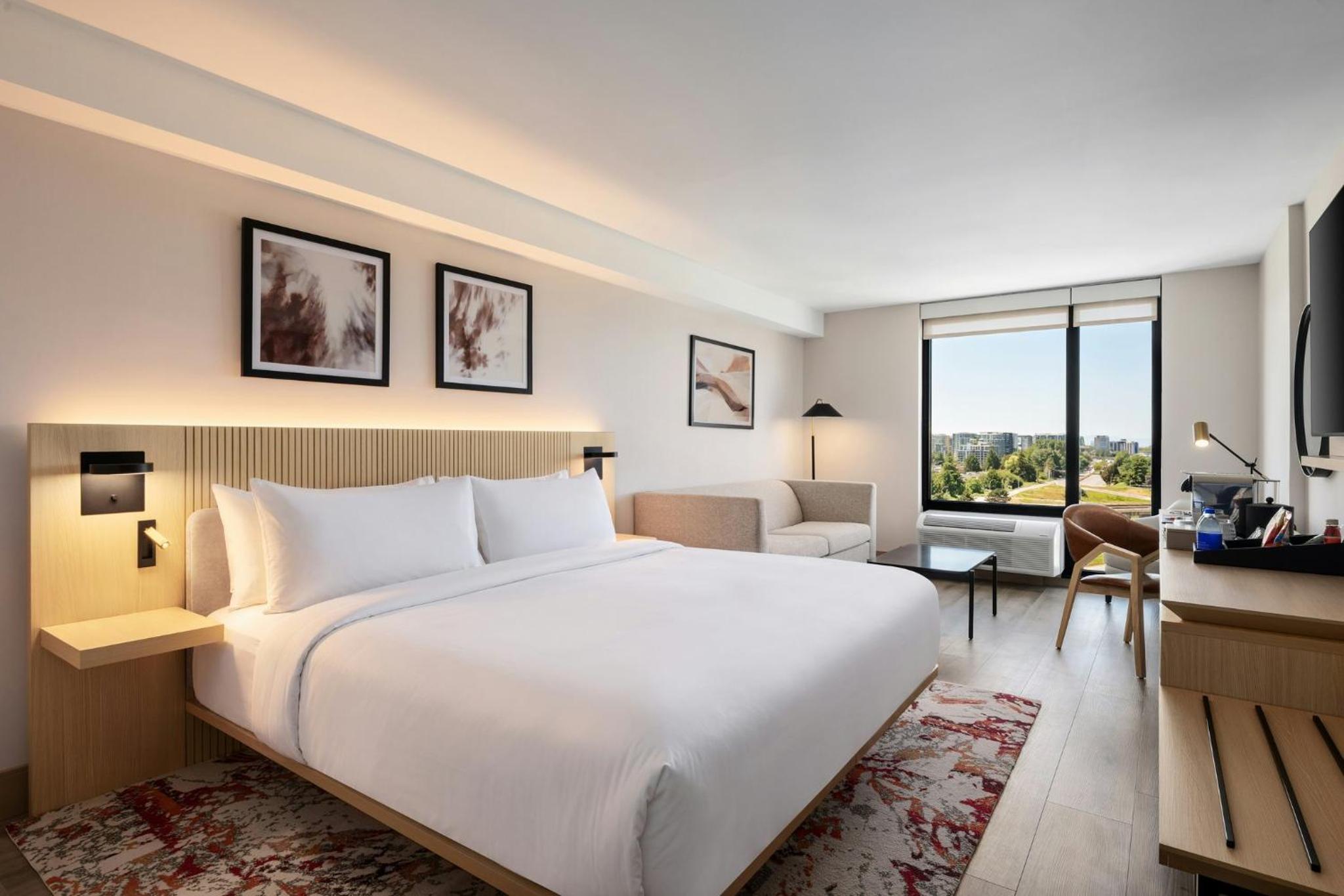 Premium King Room Smoke Free (Upgraded Bedding and Snack Box) photo 2