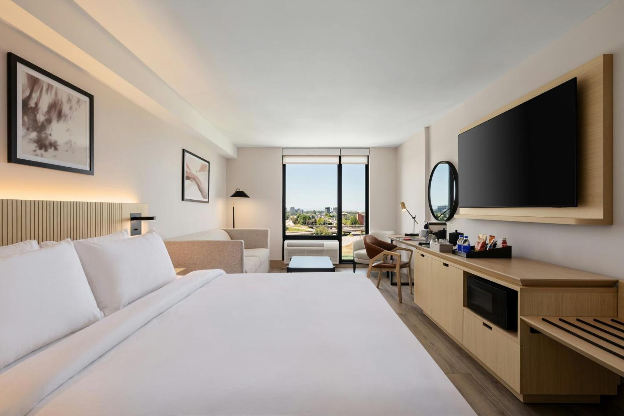 Premium King Room Smoke Free (Upgraded Bedding and Snack Box) photo 3