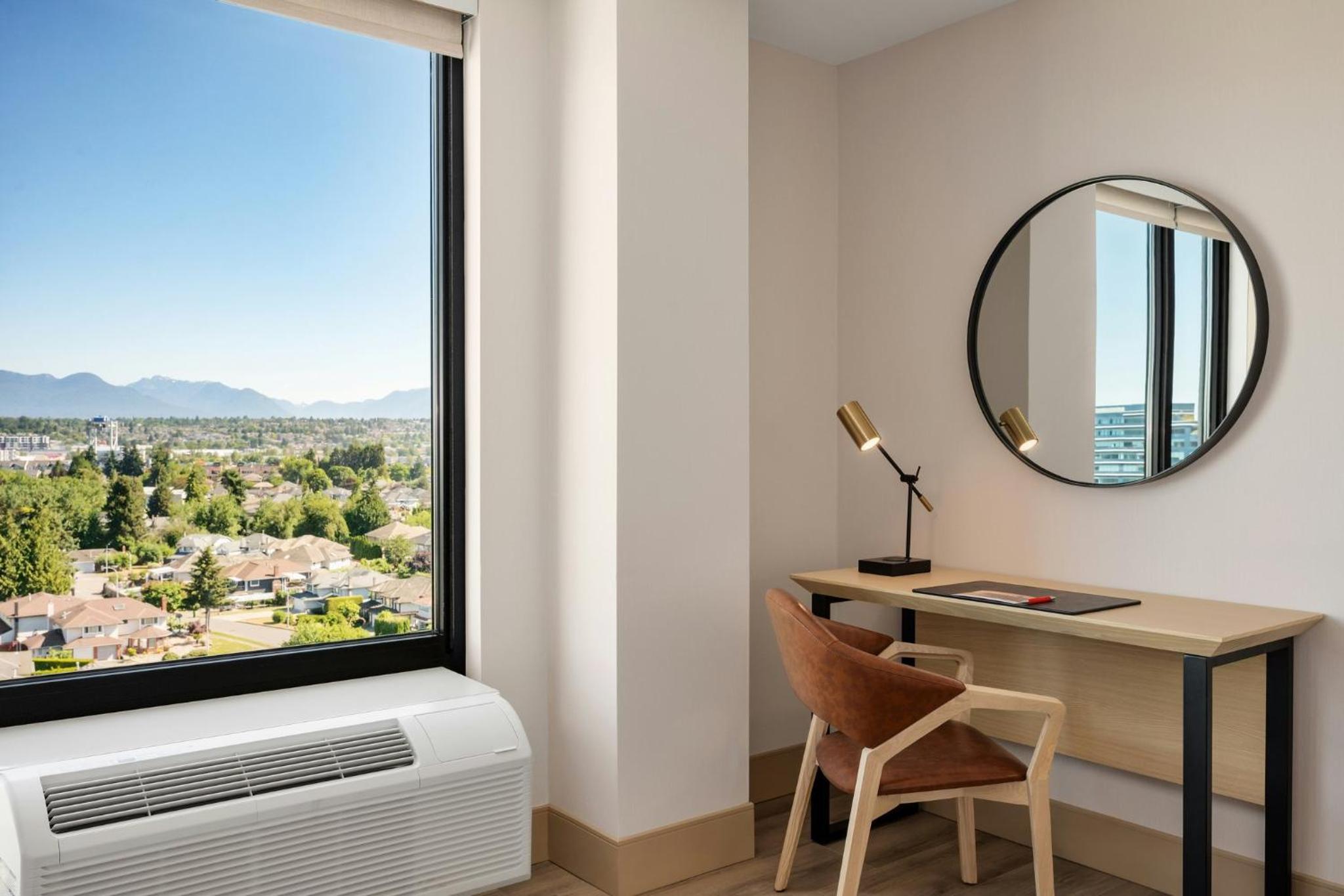 Premium King Room with Mountain View Smoke Free (Upgraded Bedding and Snack Box) photo 2