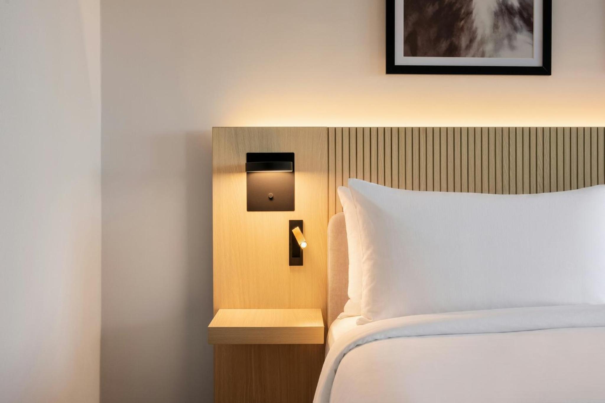 Deluxe Queen Room Disability Access Smoke Free photo 2