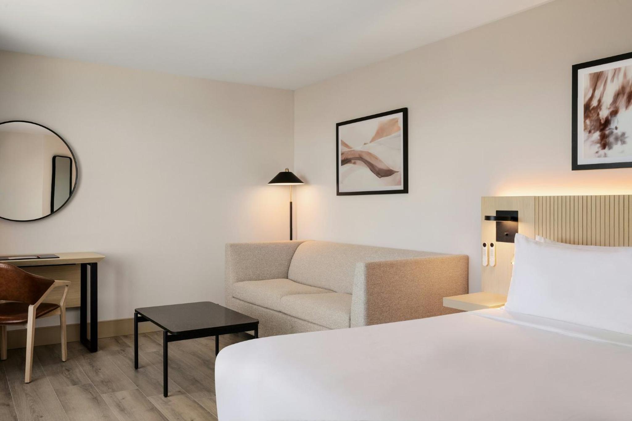 Deluxe Queen Room Disability Access Smoke Free photo 3