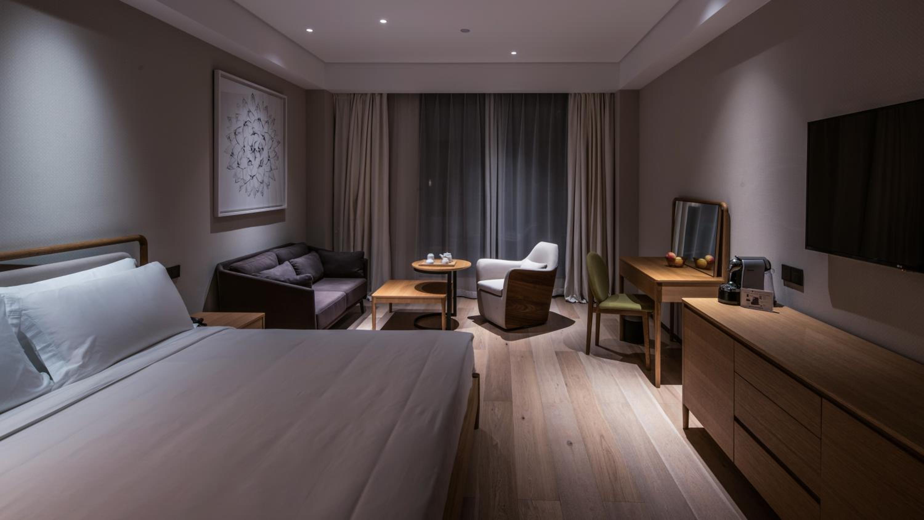 Deluxe King Room-Free MiniBar and Free daily afternoon tea photo 1