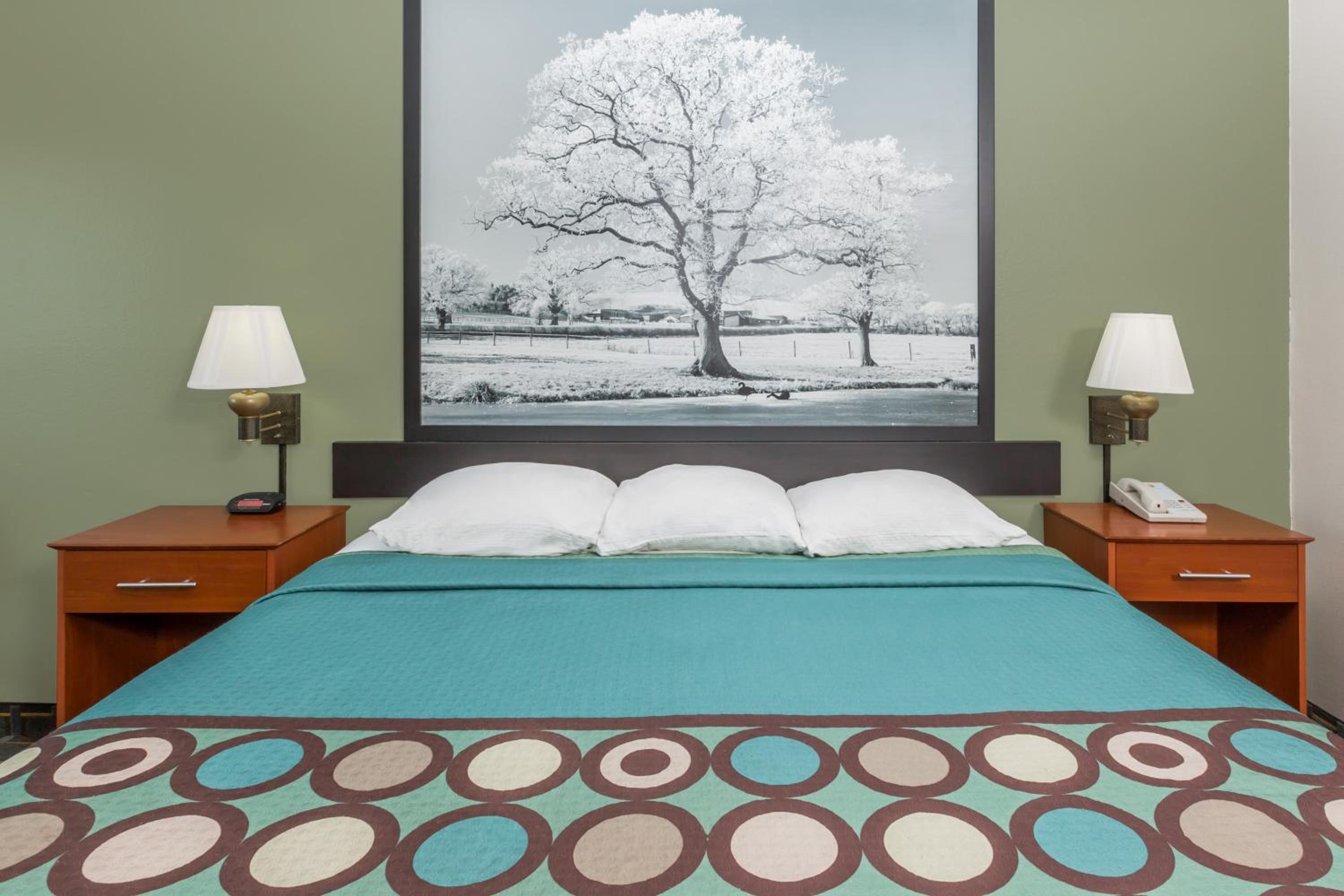 King Room - Non-Smoking - Photo 3