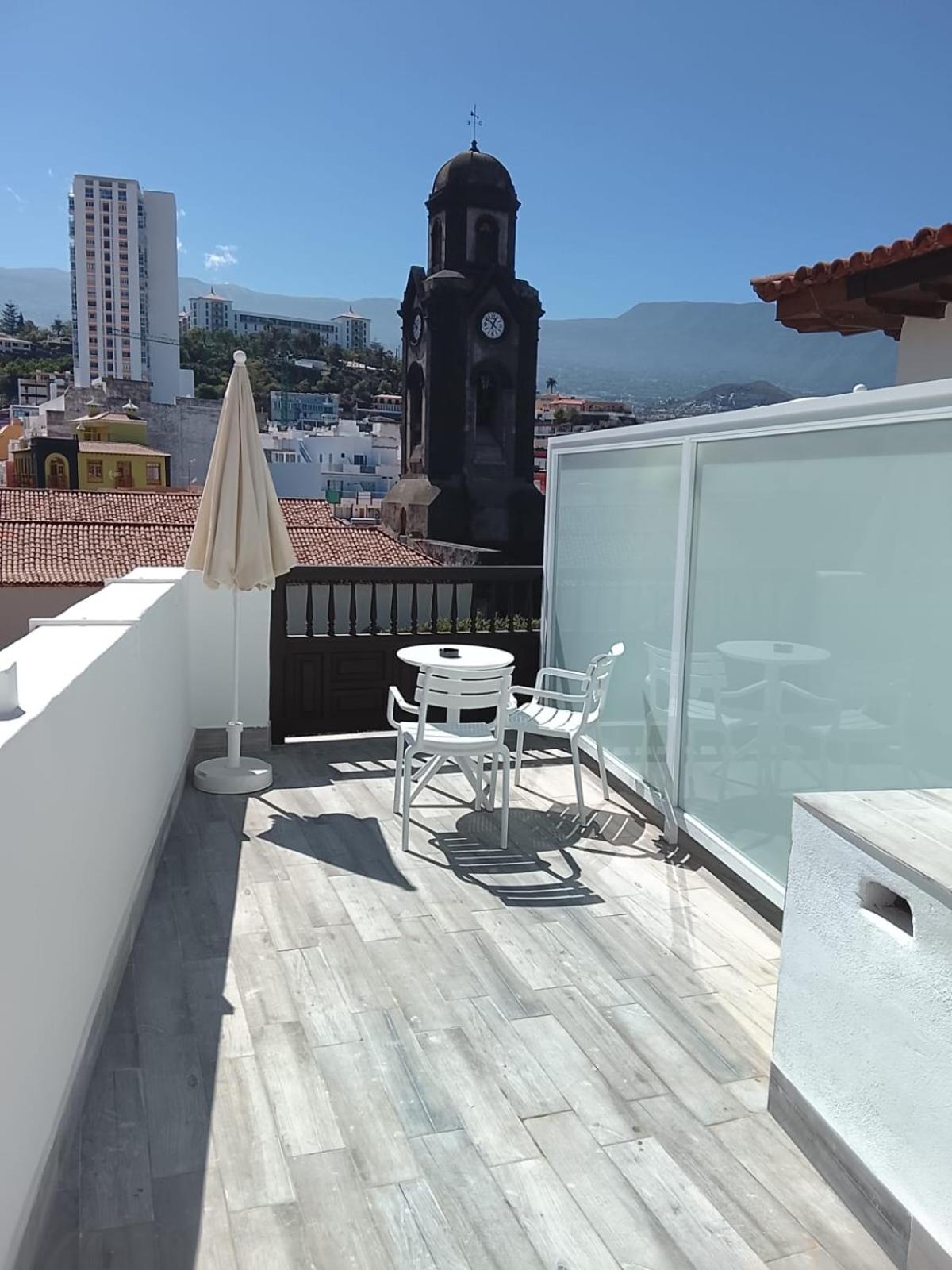 Superior twin room with city view