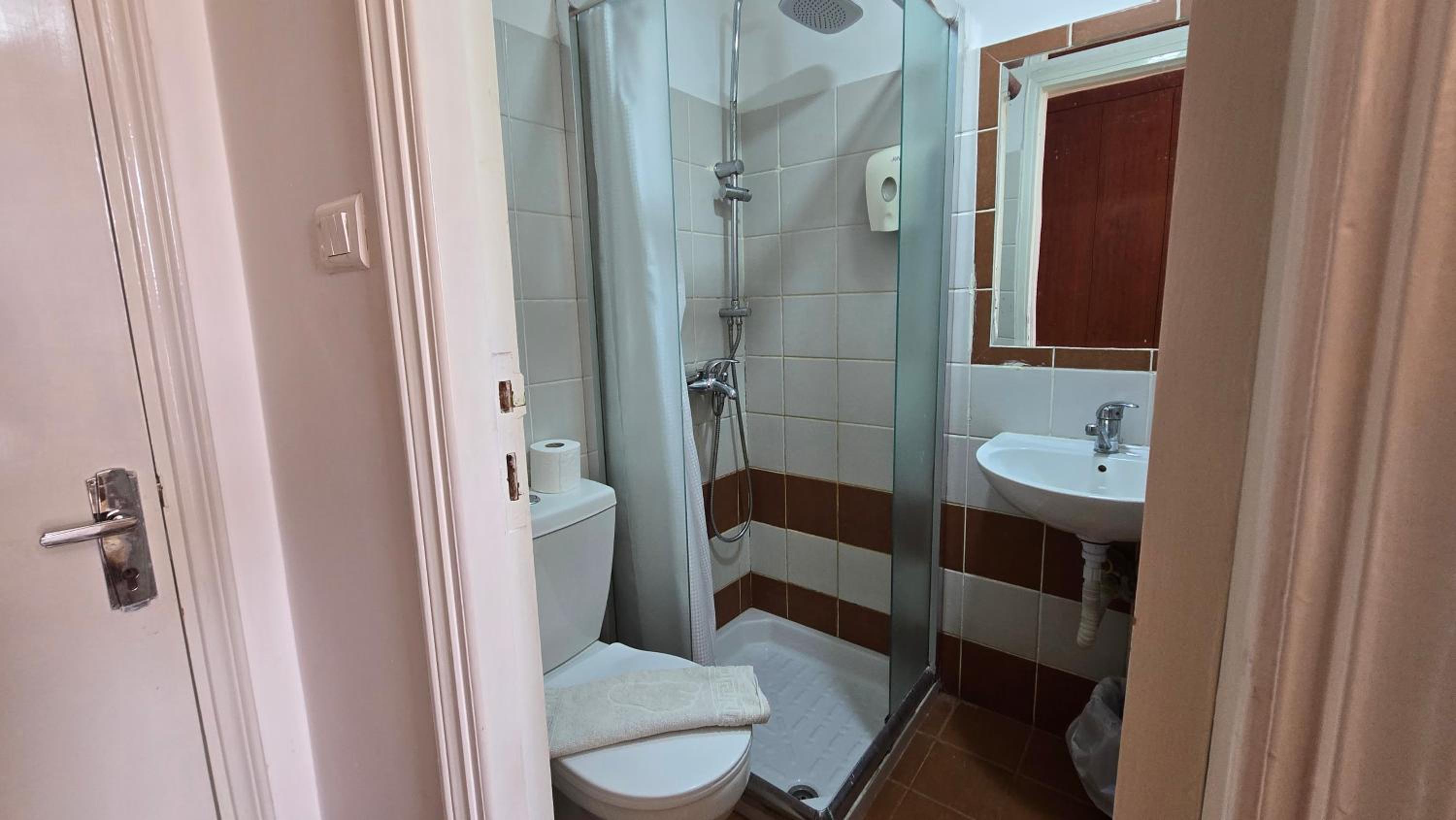 Family Room, (1 Double Bed + 2 Single Beds) photo 2