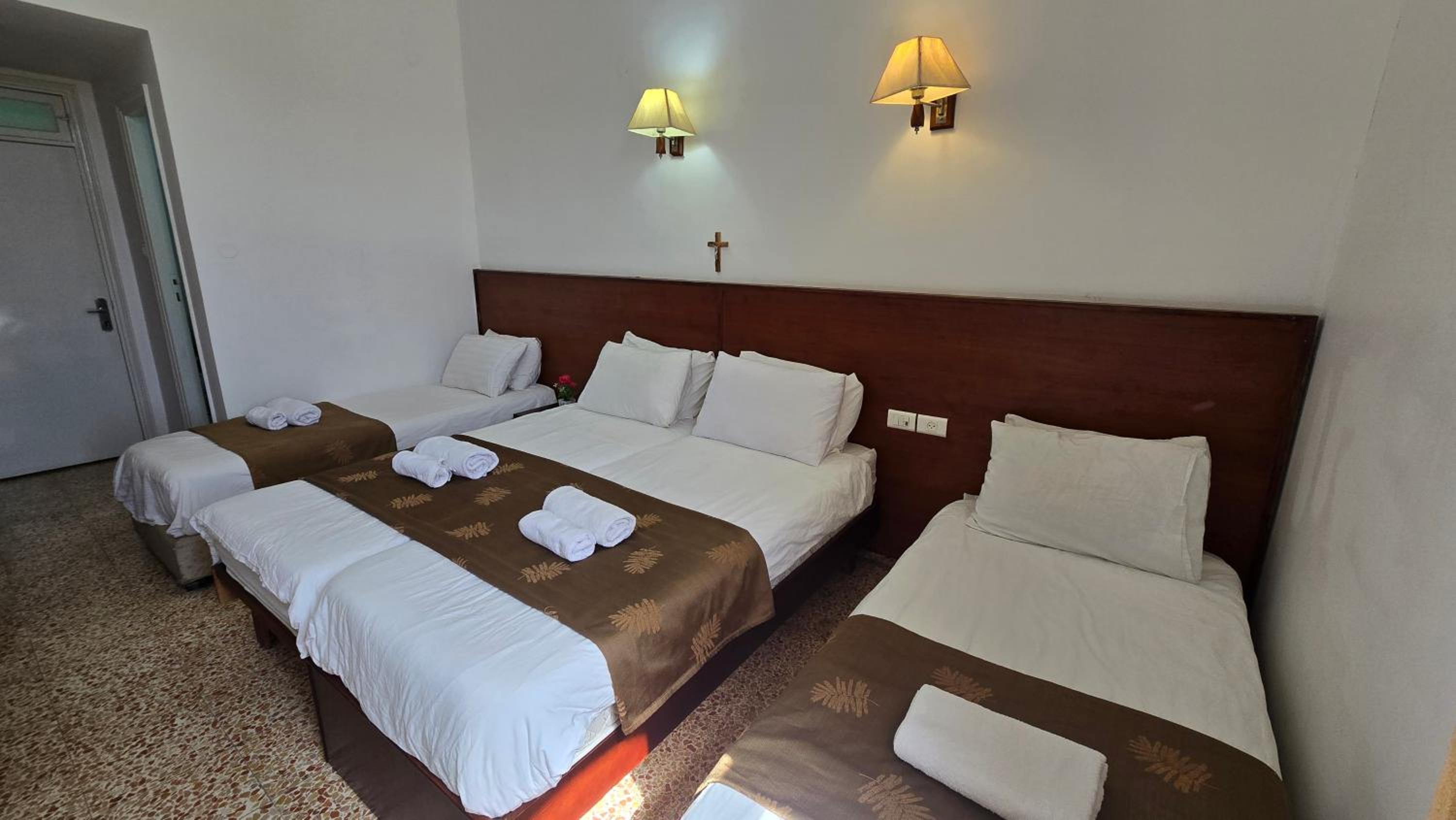Family Room, (1 Double Bed + 2 Single Beds)