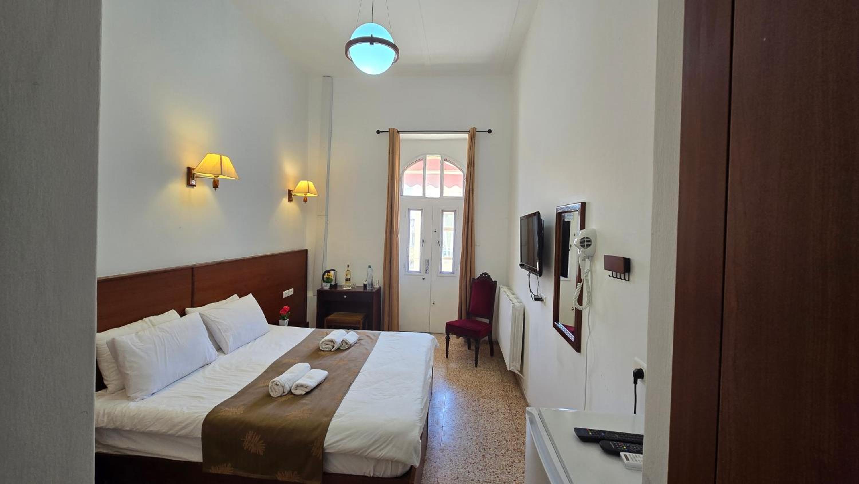 Family Room, (1 Double Bed + 2 Single Beds) photo 3