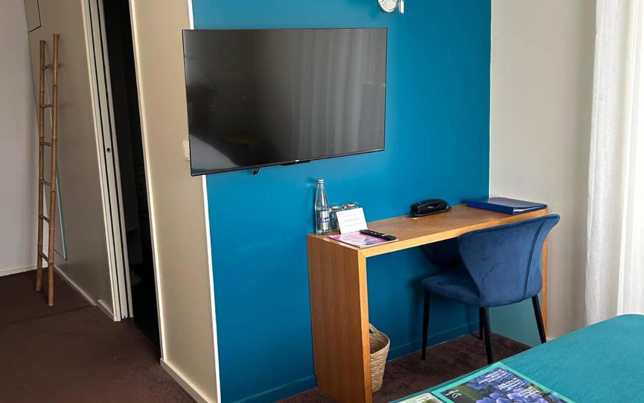 Double or Twin Room - Sea Side - Disability Access photo 2