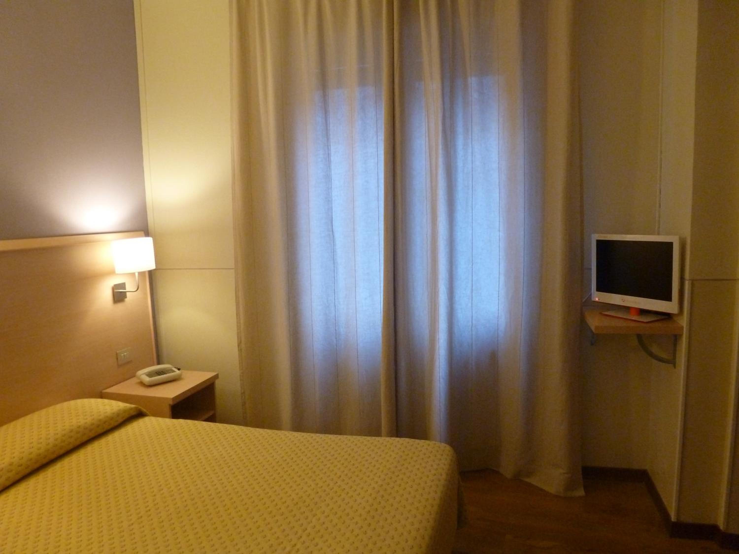 Double or Twin Room - Photo 6