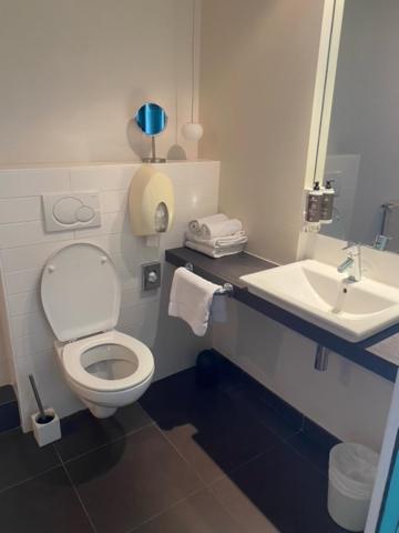 Double or Twin Room - Sea Side - Disability Access photo 3