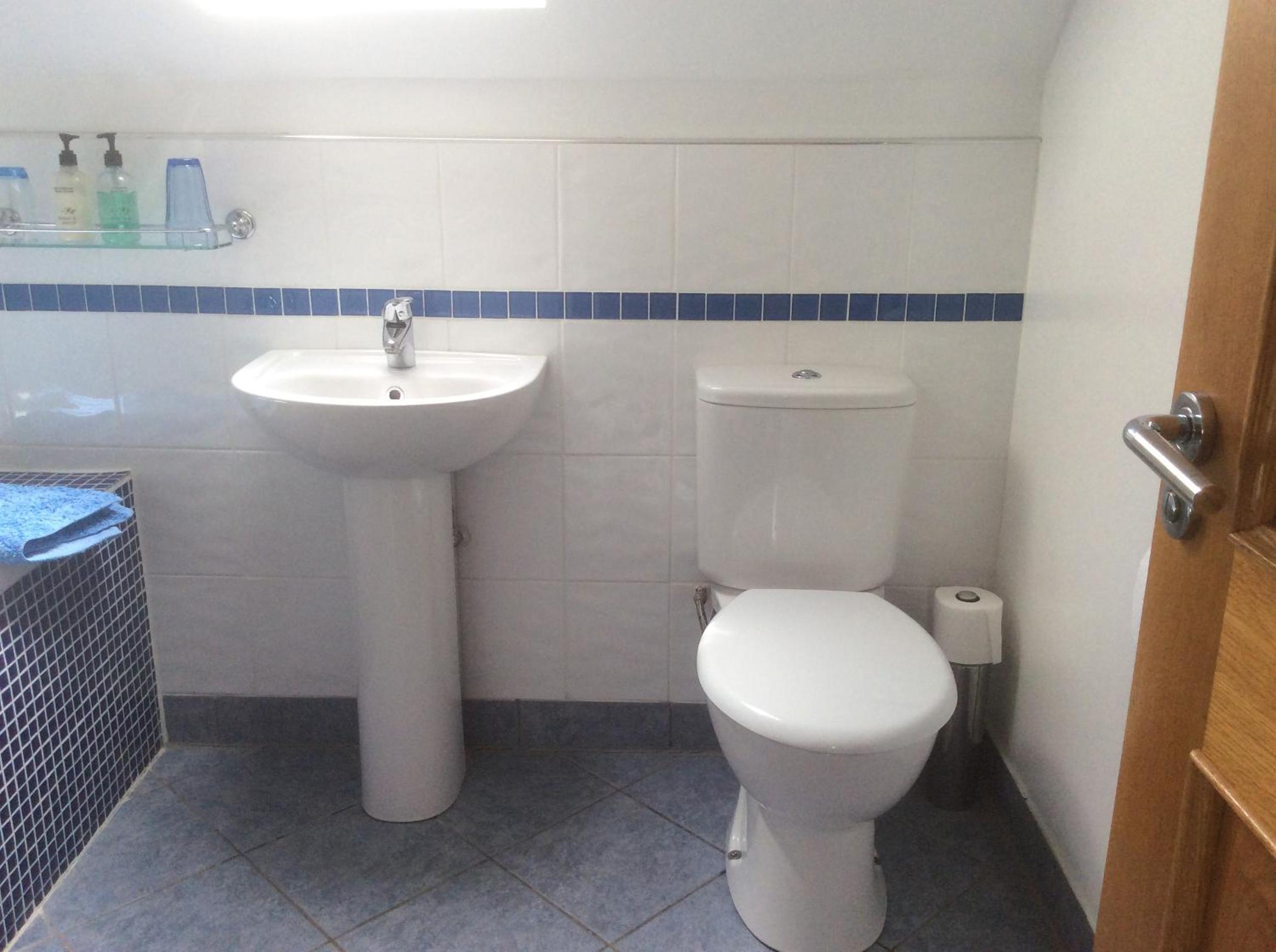 Twin Room with Private Bathroom - Photo 5