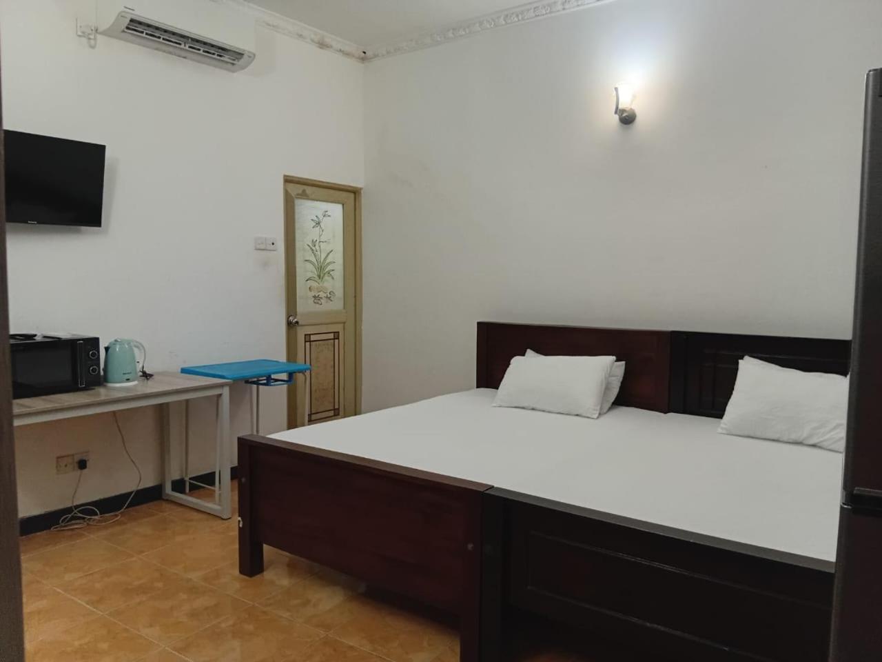 Deluxe One-Bedroom Apartment photo 2