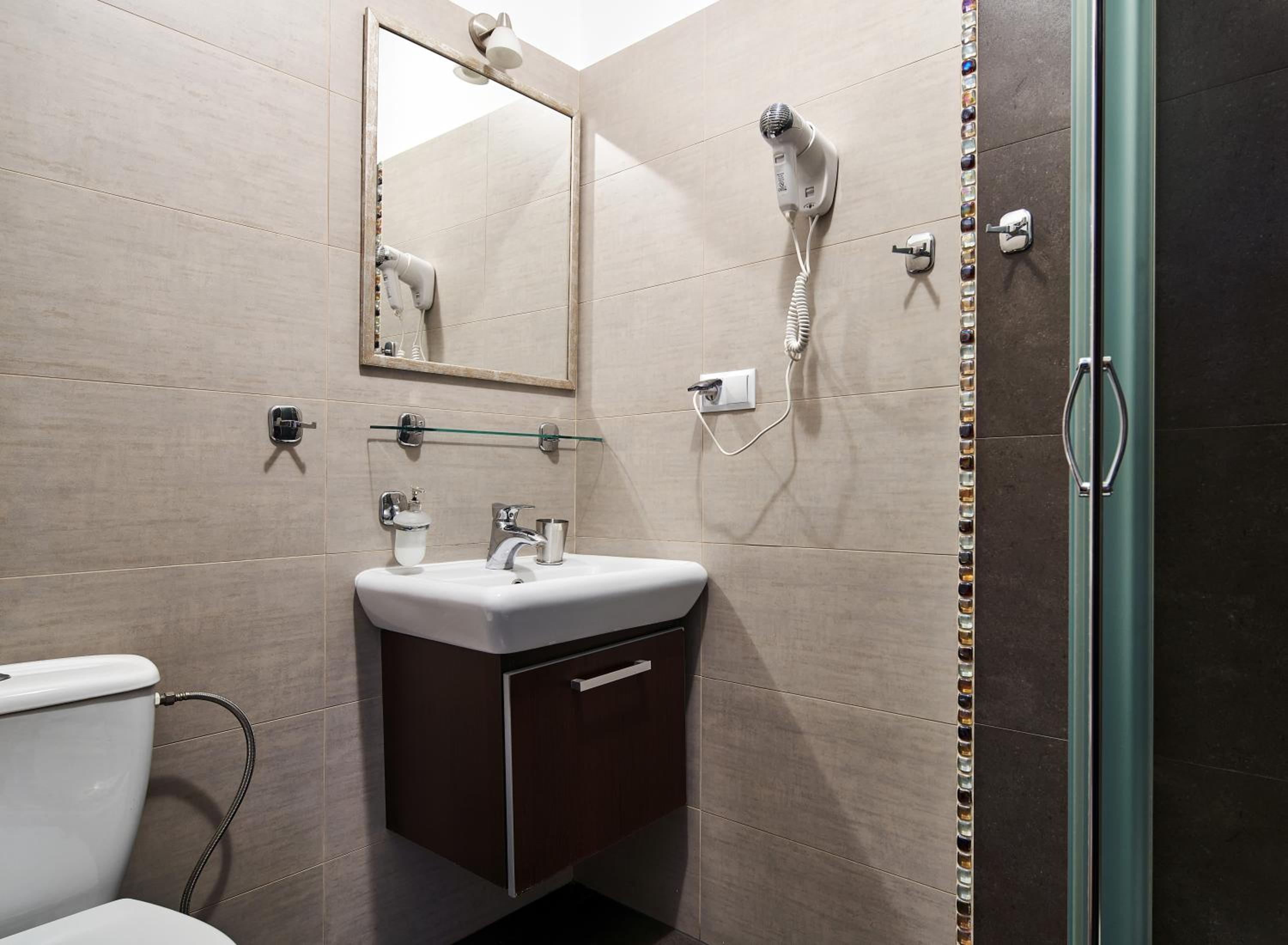 Twin Room with Private Bathroom photo 2
