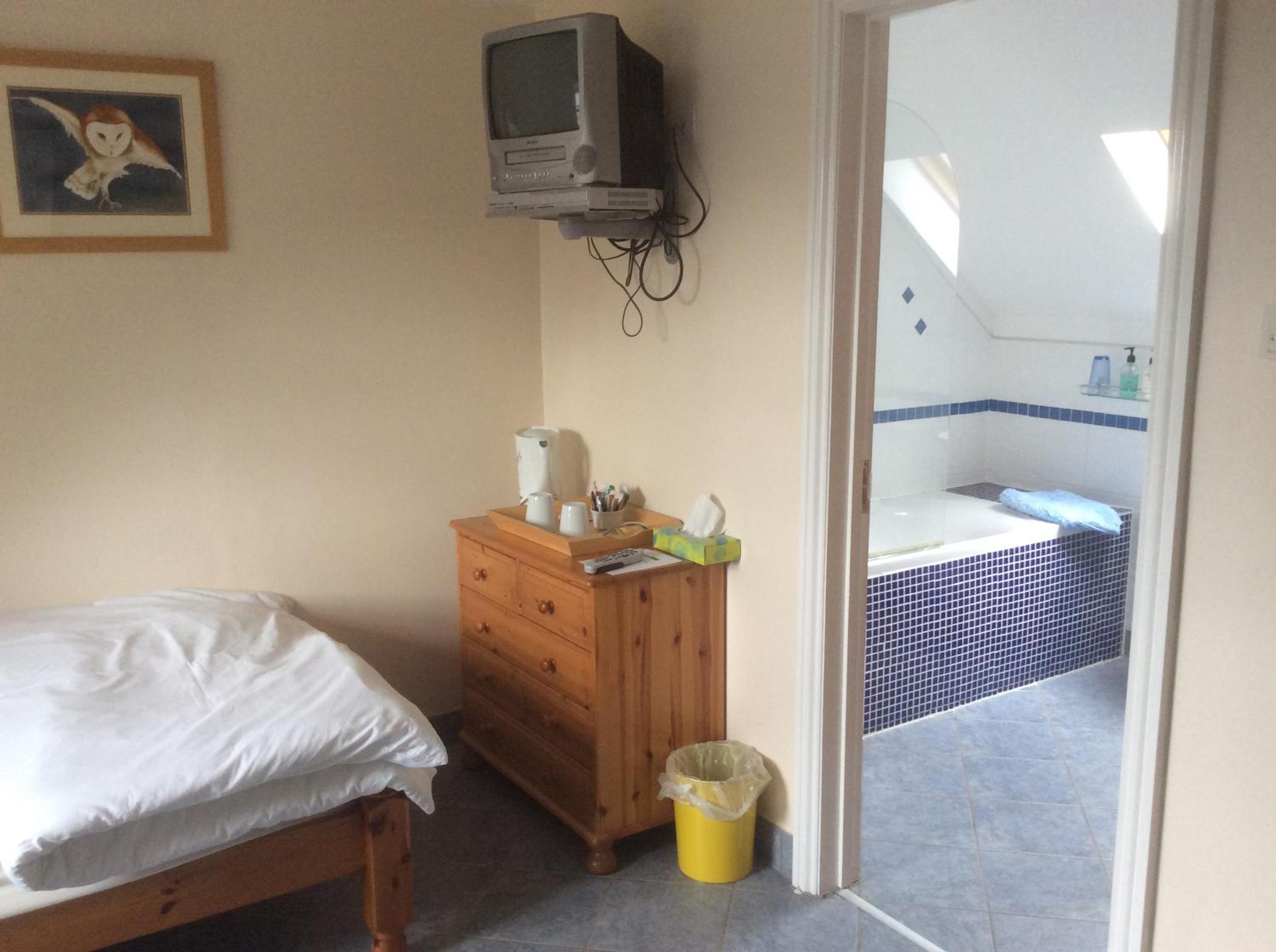 Twin Room with Private Bathroom - Photo 2