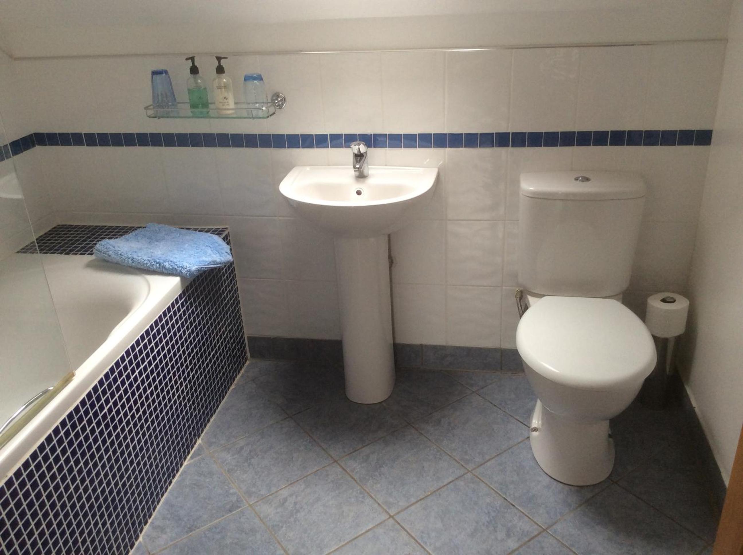 Twin Room with Private Bathroom - Photo 3