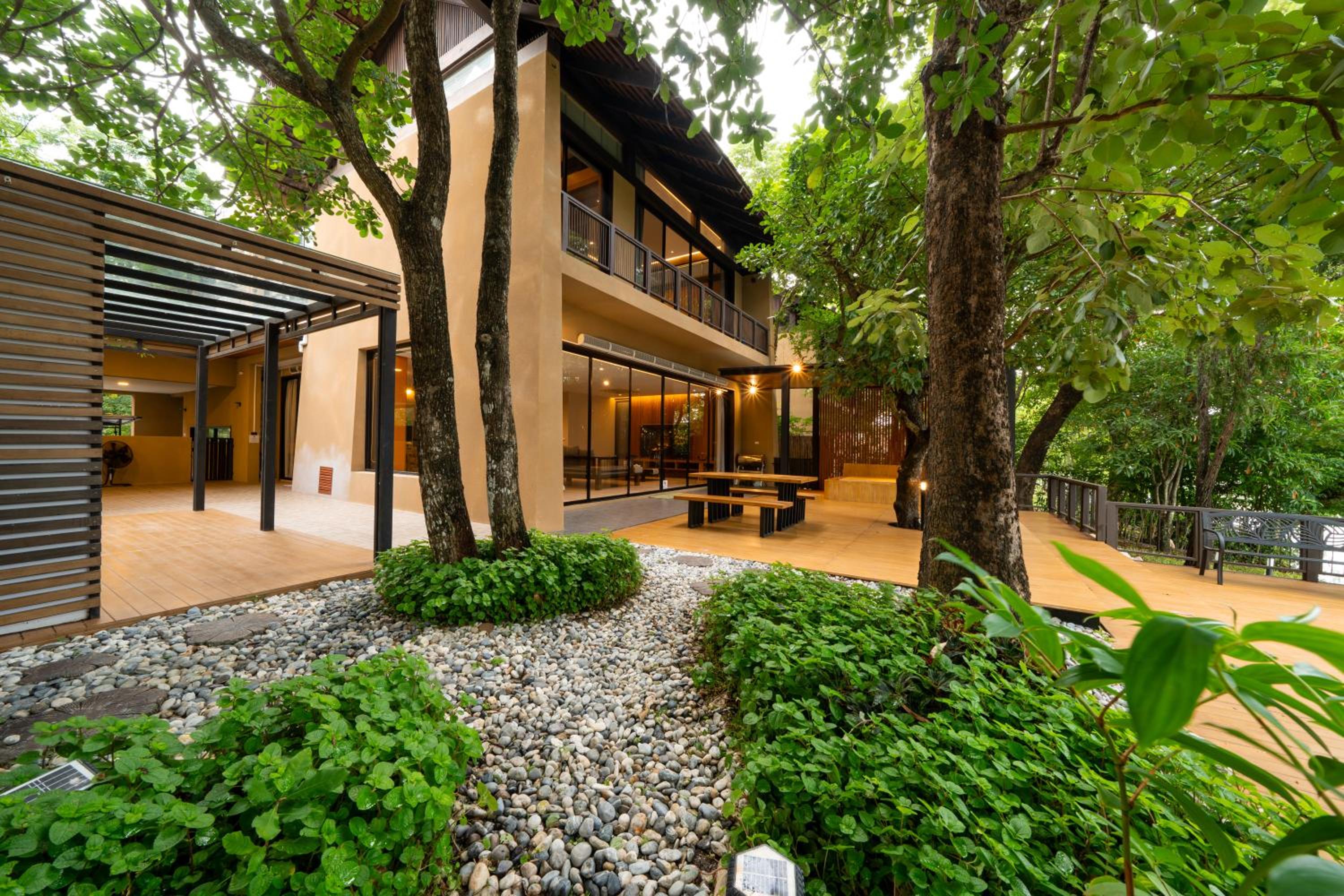 Five-Bedroom House photo 1