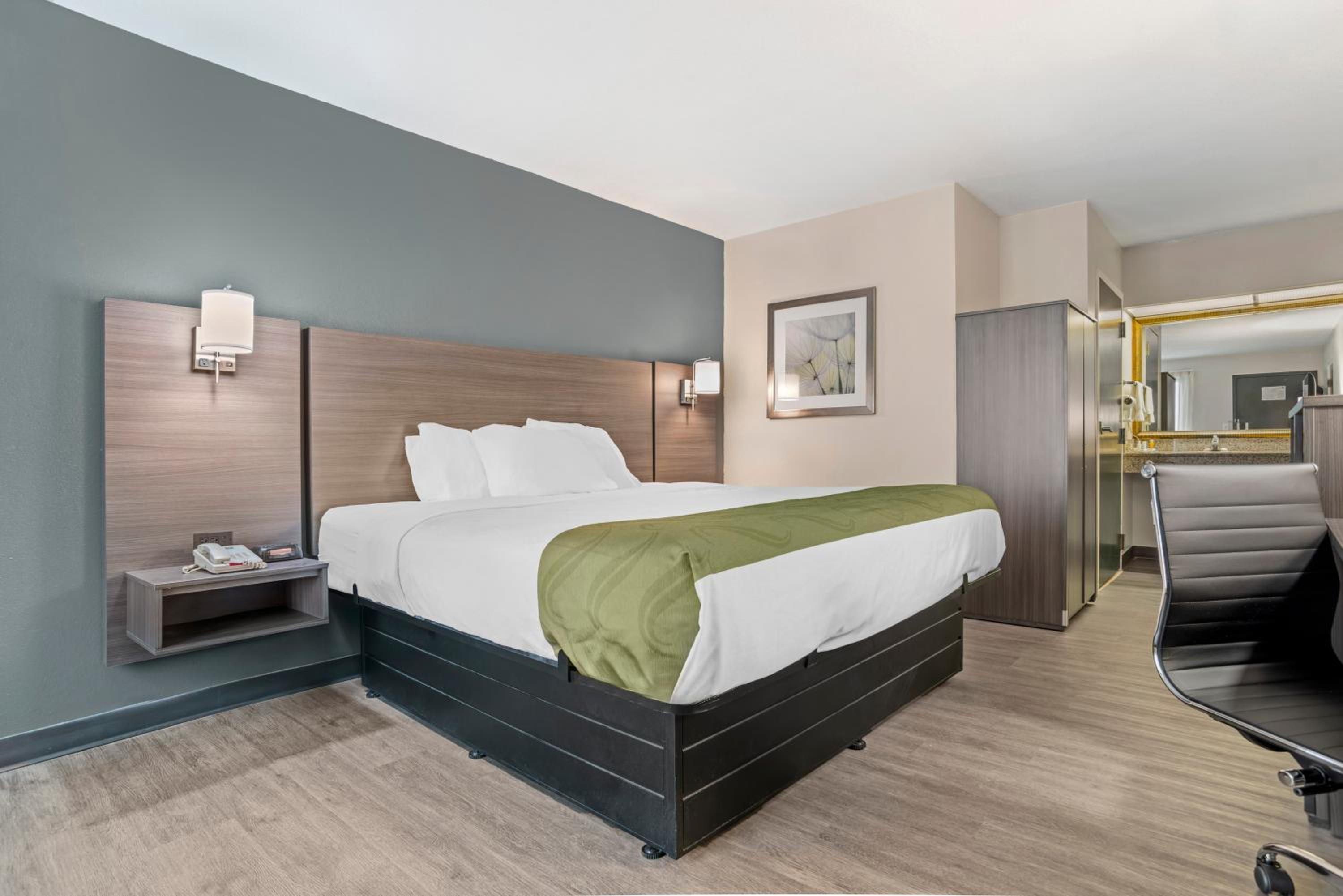 King Room - Accessible/Non-Smoking - Photo 2