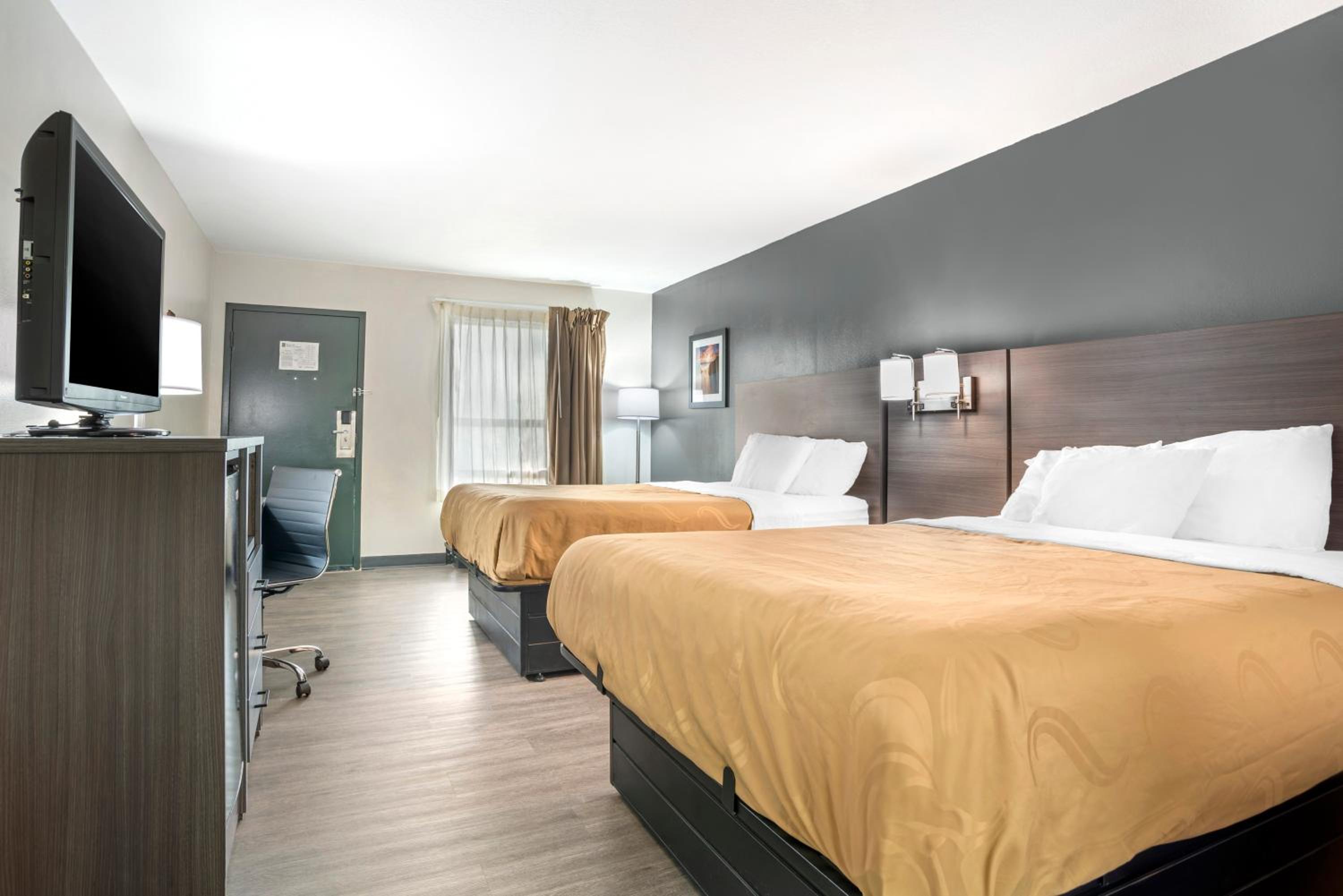 Queen Room with Two Queen Beds - Non-Smoking - Photo 2