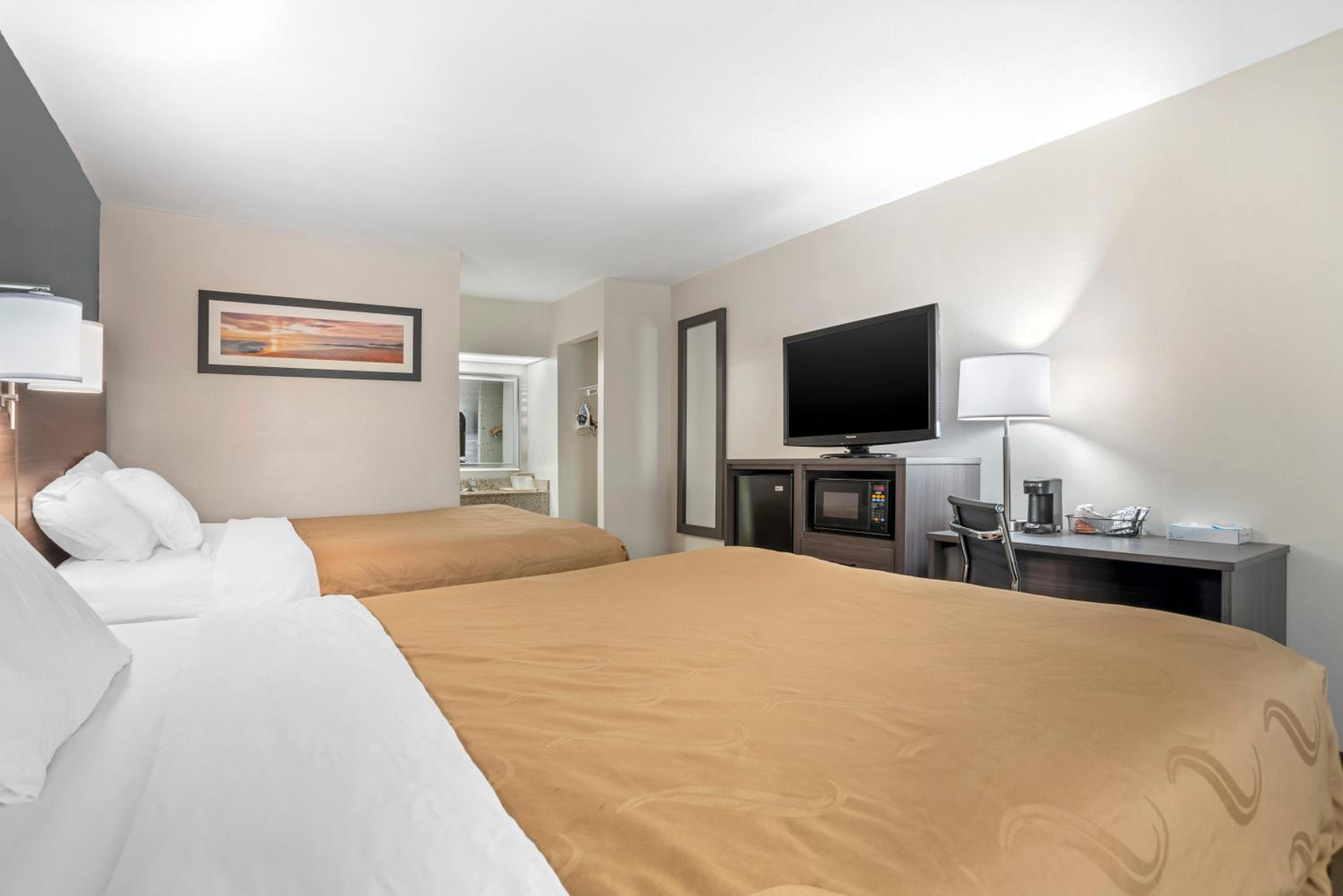 Queen Room with Two Queen Beds - Non-Smoking - Photo 3