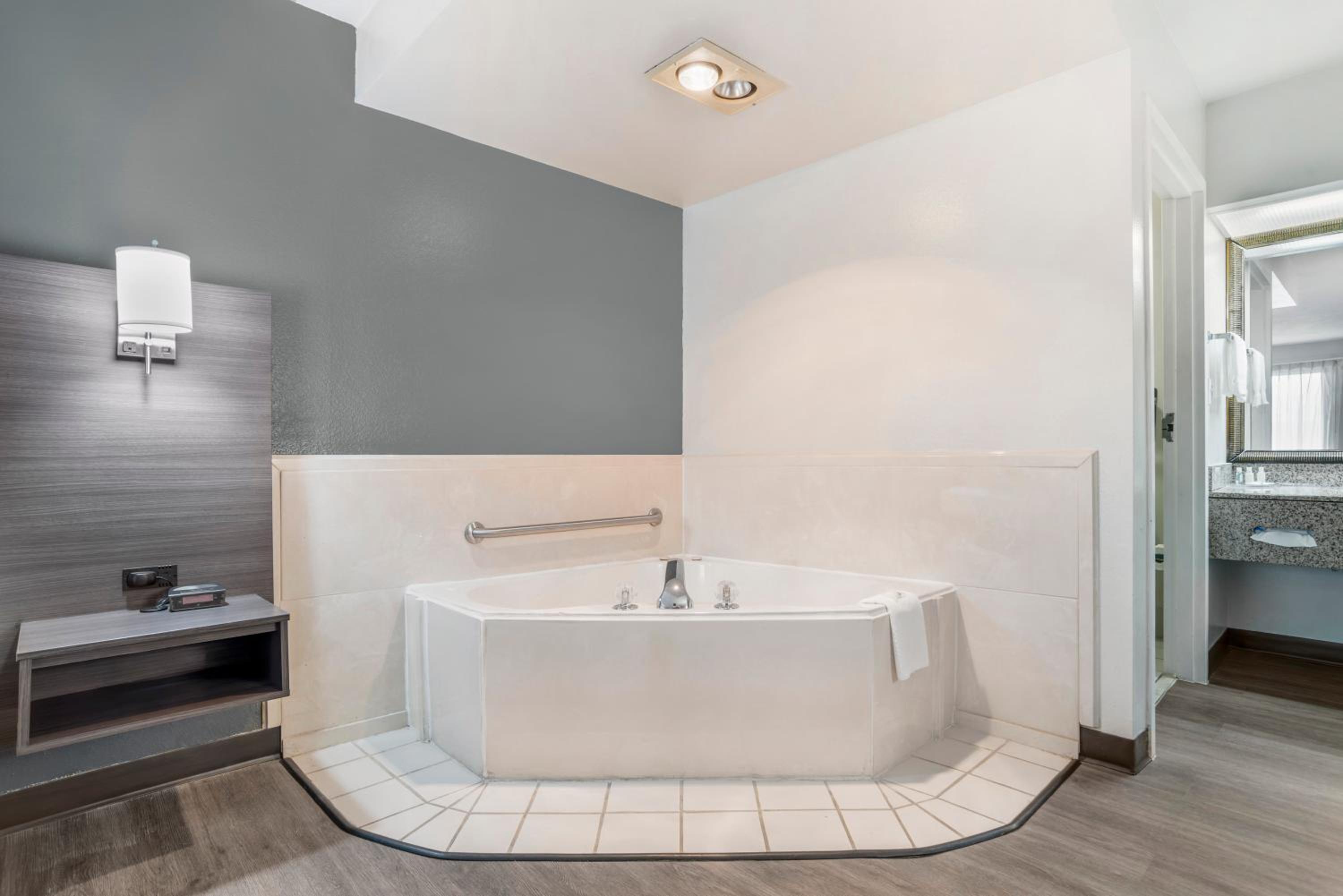 King Room with Whirlpool - Non-Smoking - Photo 1