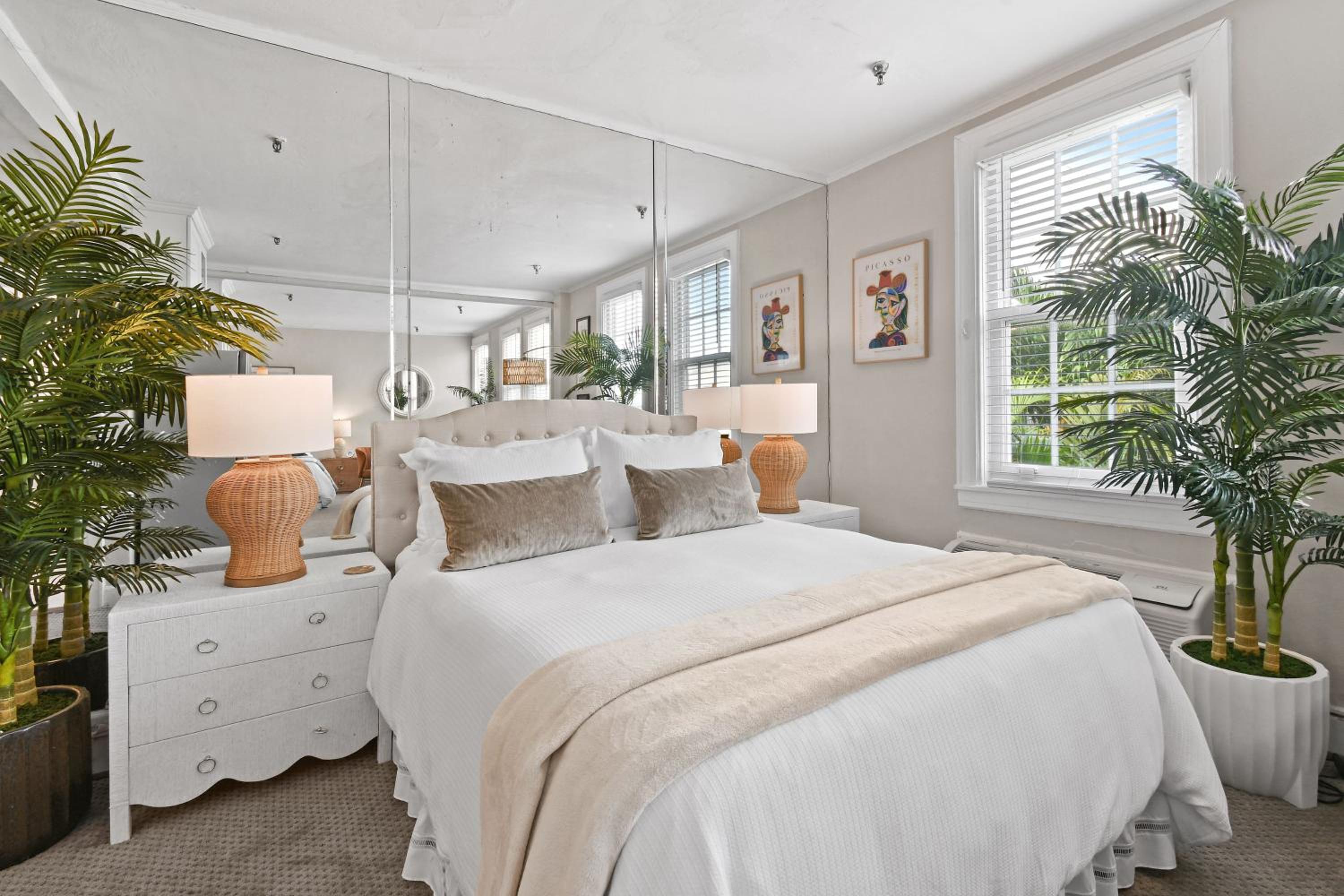 Queen Suite with Pool View