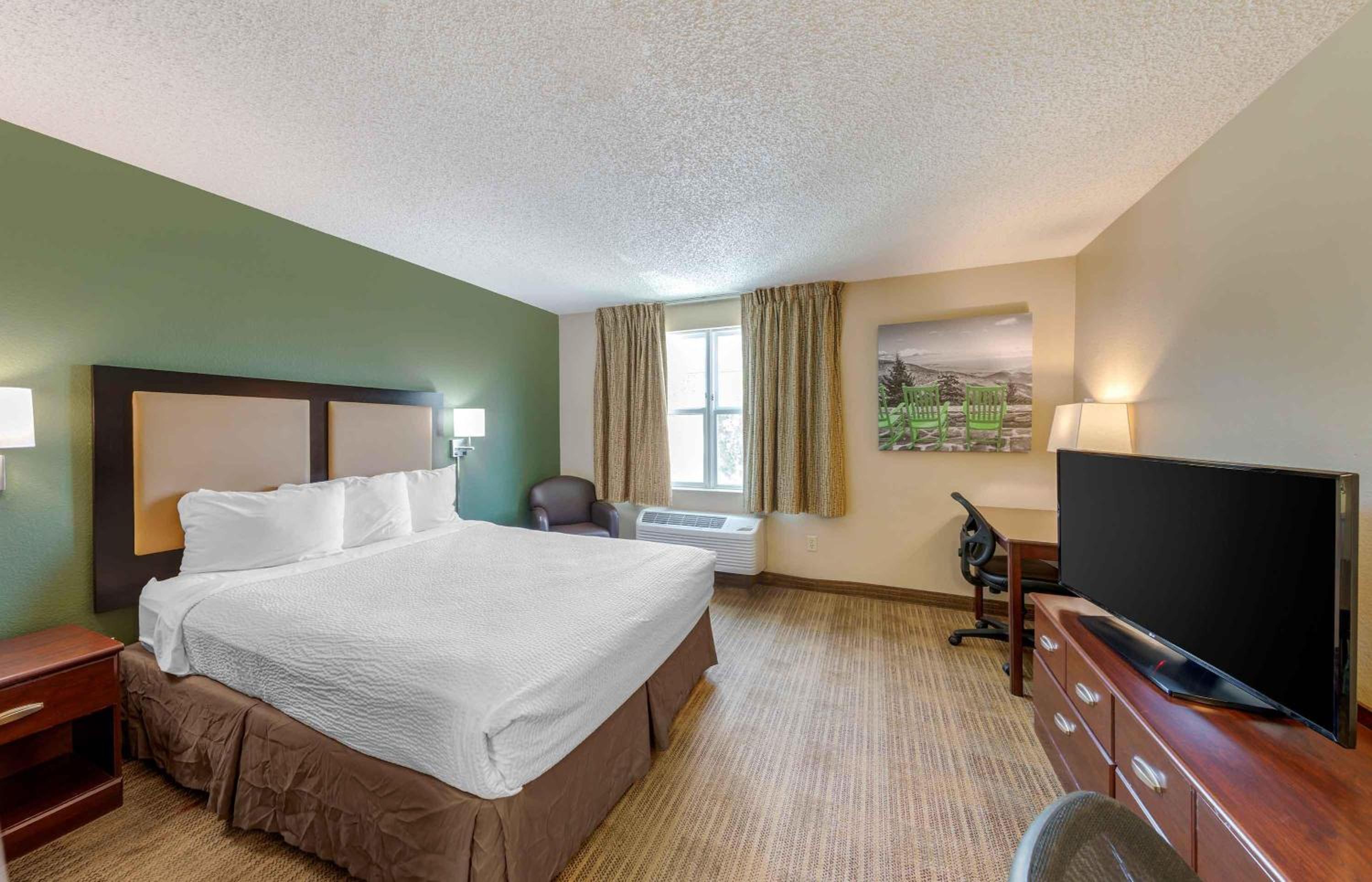 Queen studio with 1 Queen Bed - Disability Access/Non-Smoking - Photo 3