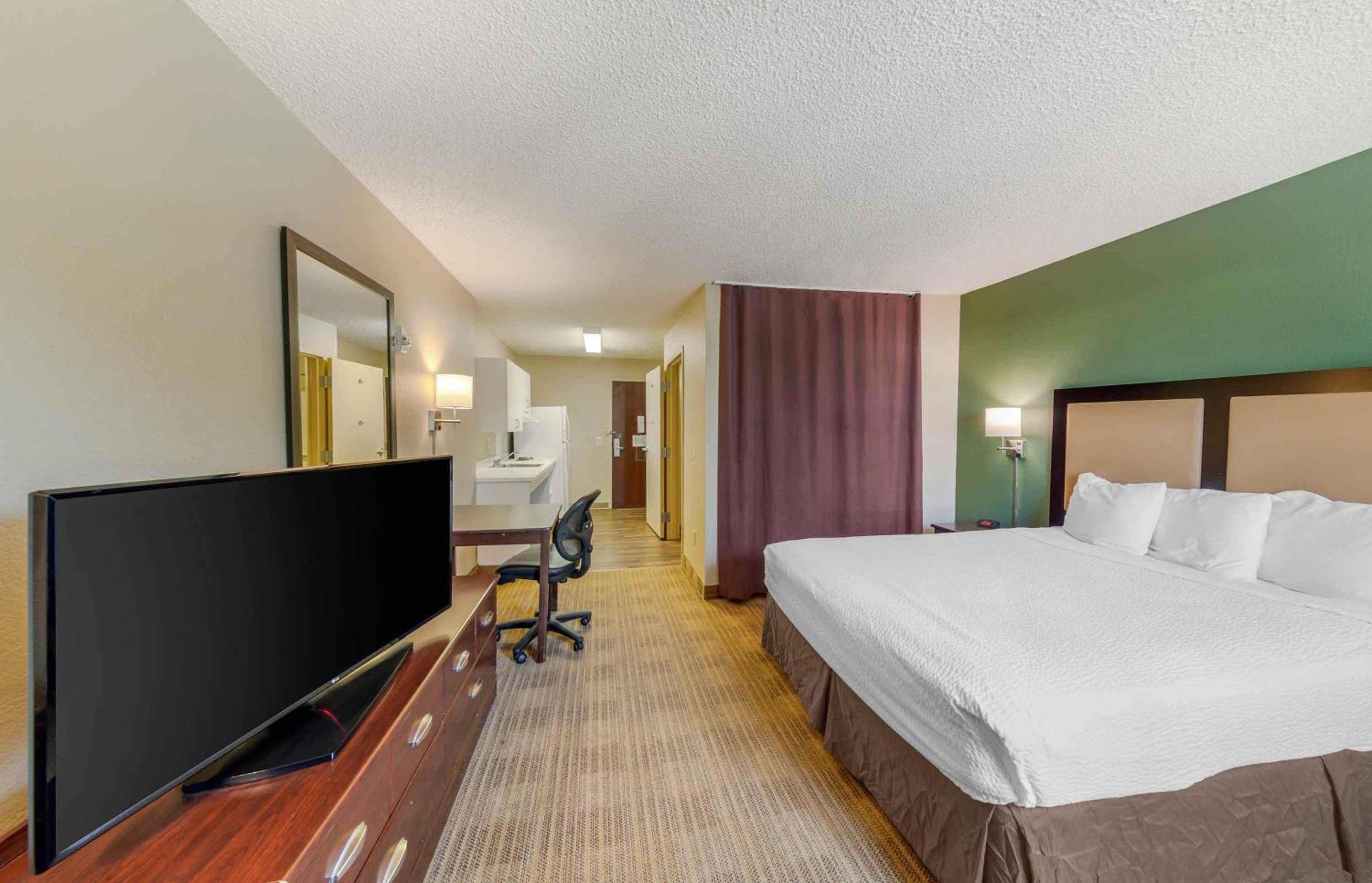 Queen studio with 1 Queen Bed - Disability Access/Non-Smoking - Photo 2