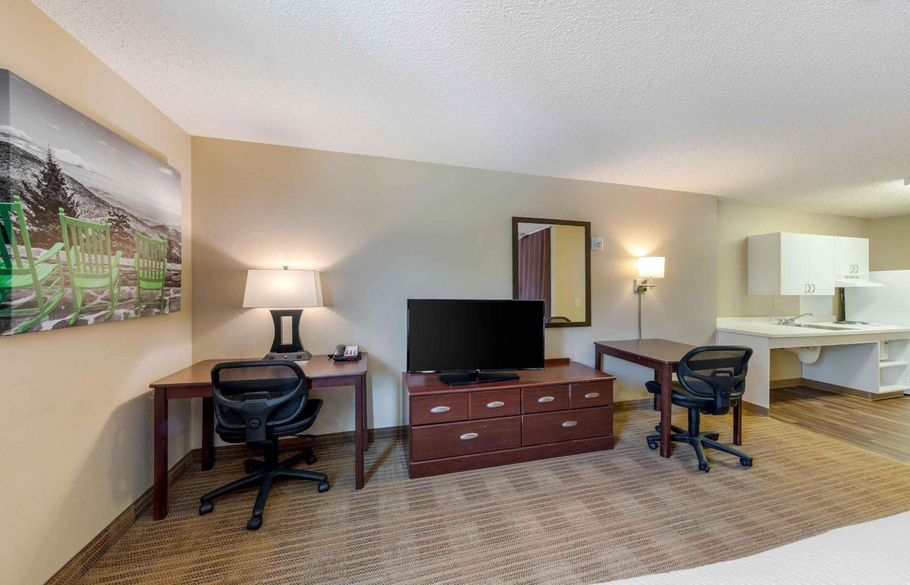 Queen studio with 1 Queen Bed - Disability Access/Non-Smoking - Photo 4