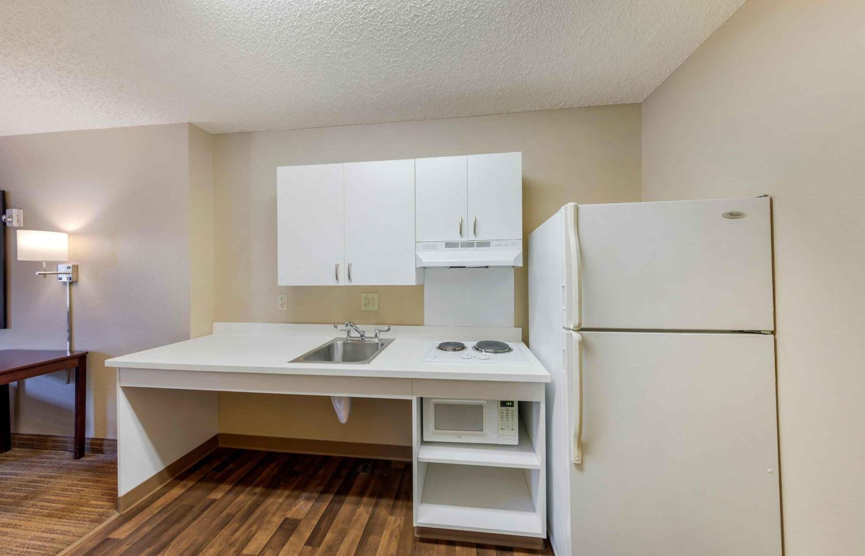 Queen studio with 1 Queen Bed - Disability Access/Non-Smoking - Photo 5