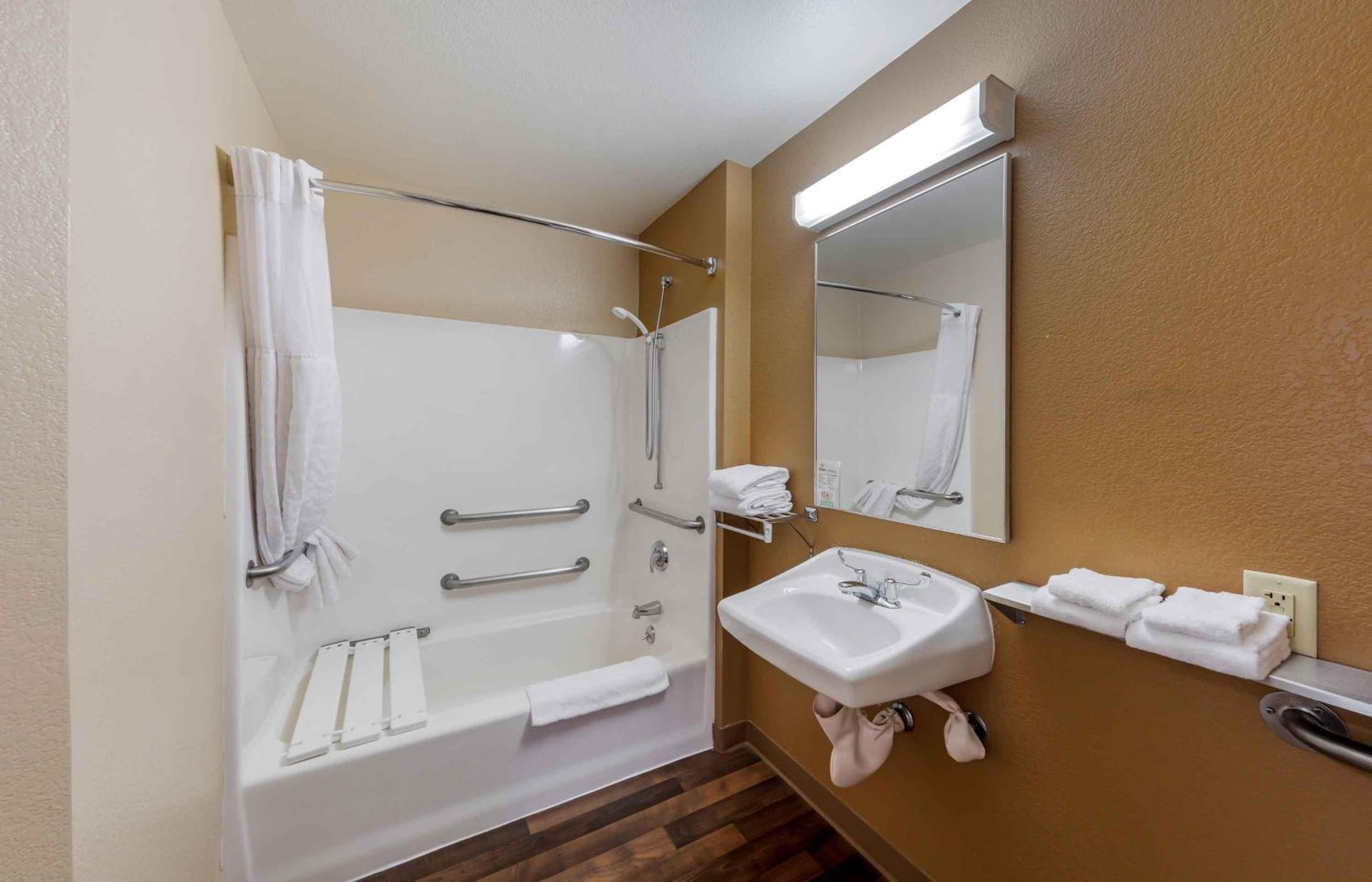 Queen studio with 1 Queen Bed - Disability Access/Non-Smoking - Photo 1