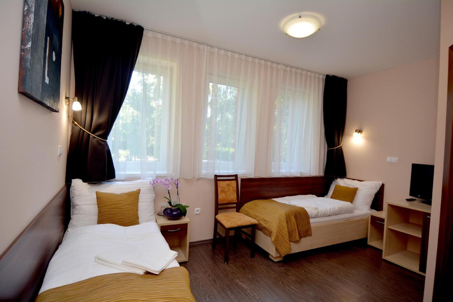 Standard Twin Room - Photo 3