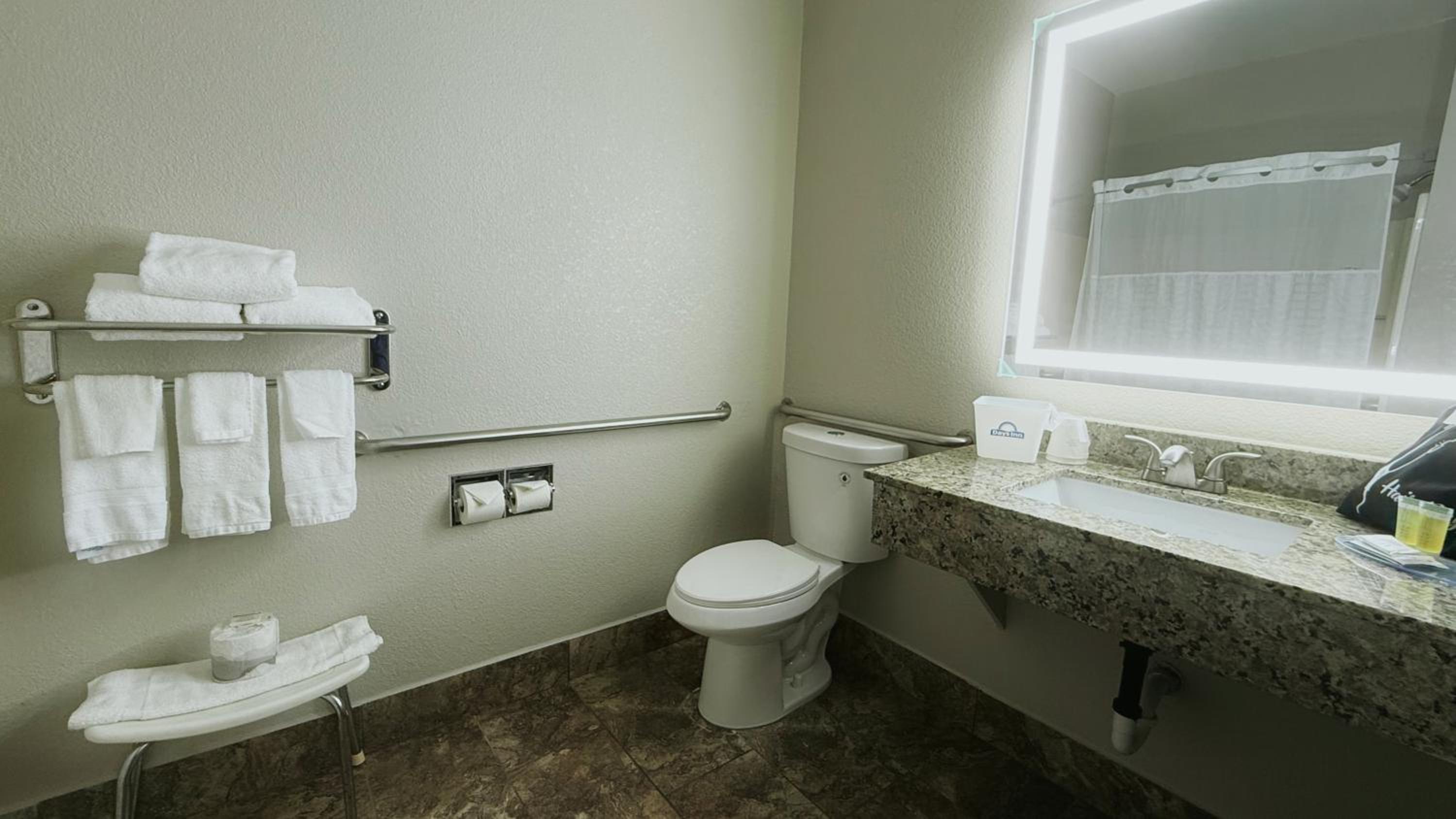 Queen Studio Suite - Non-Smoking photo 2