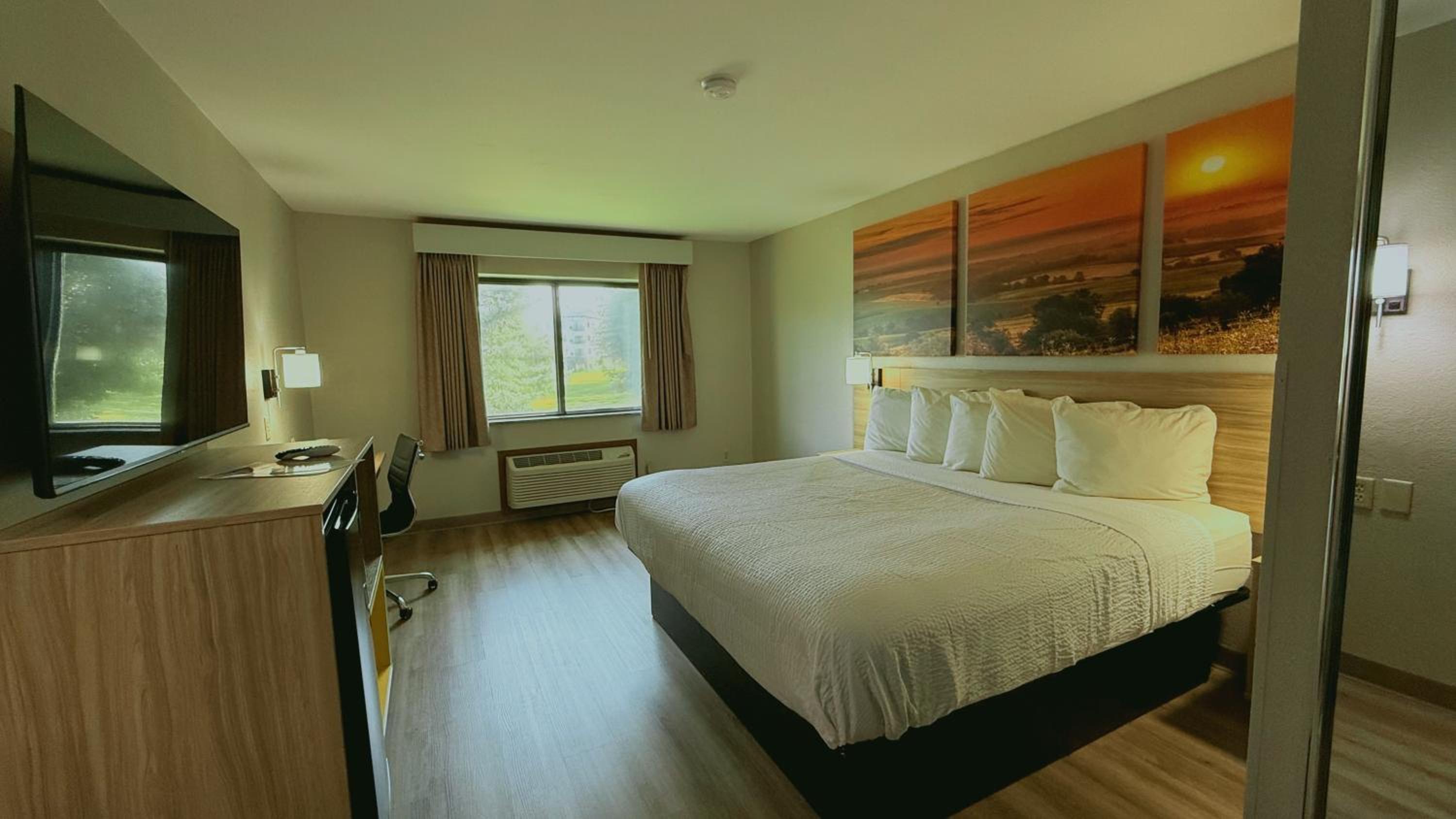 King Room - Non-Smoking - Photo 2