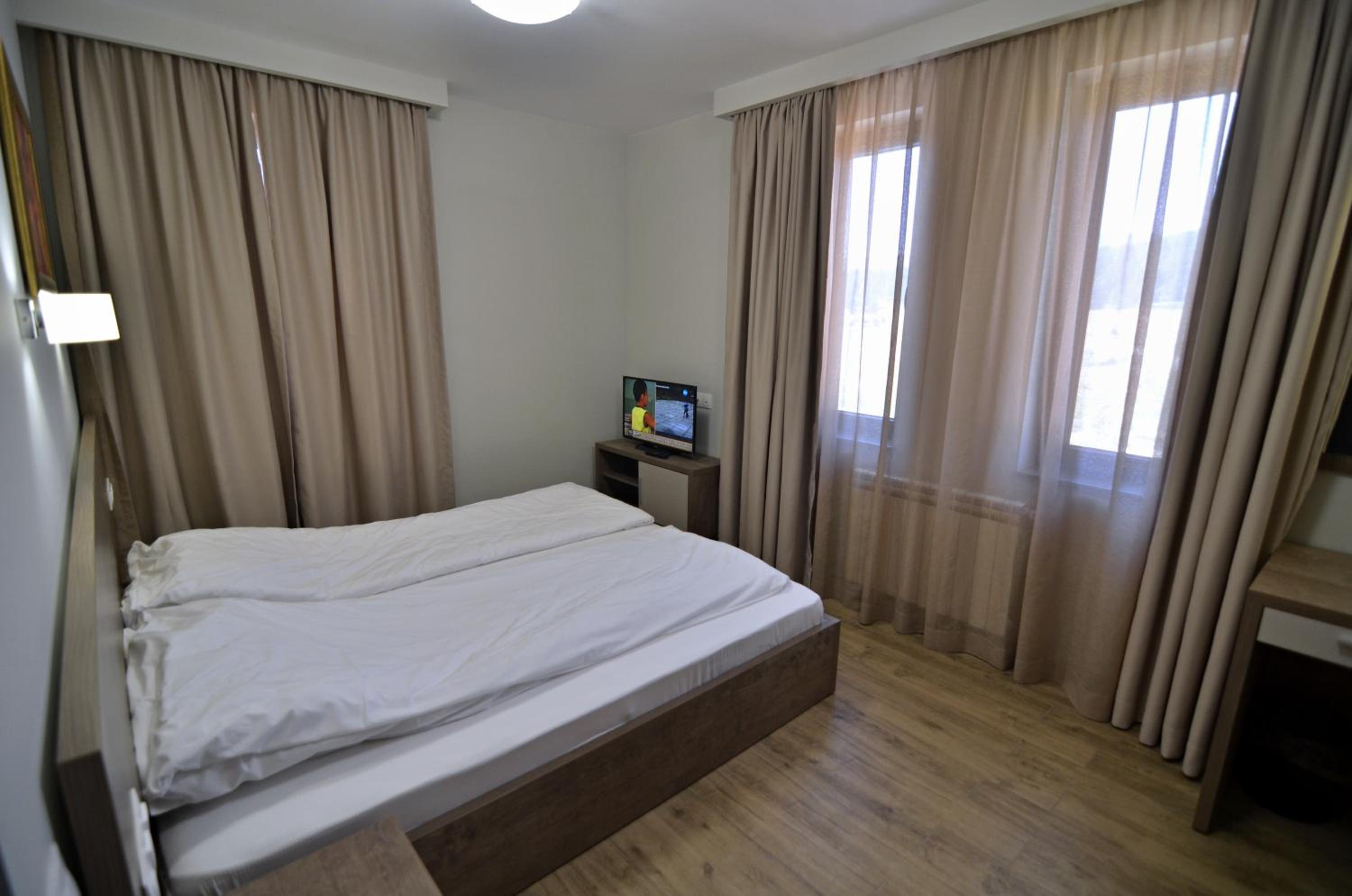Double Room with Lake View - Photo 2