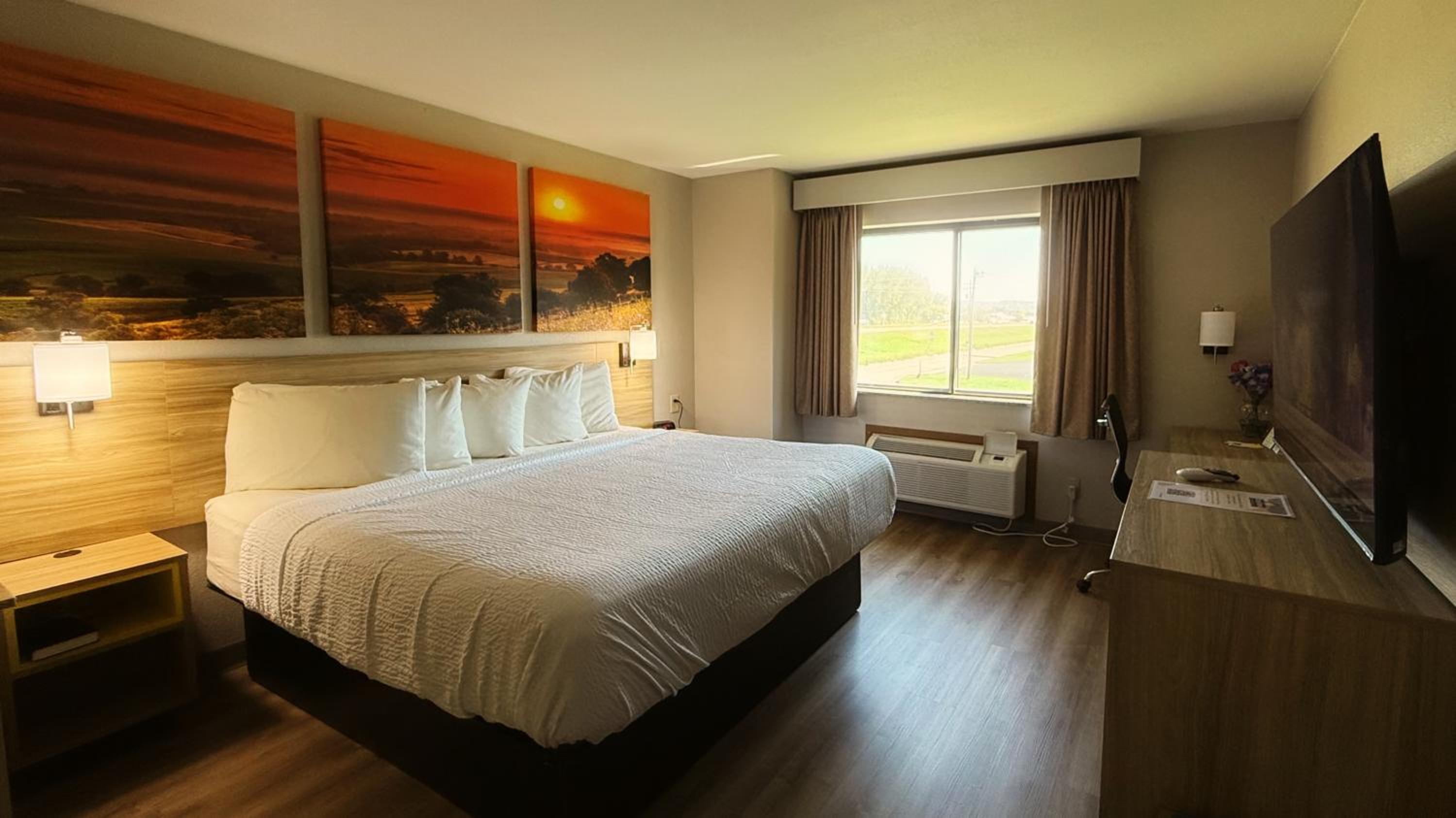 King Room - Non-Smoking - Photo 3