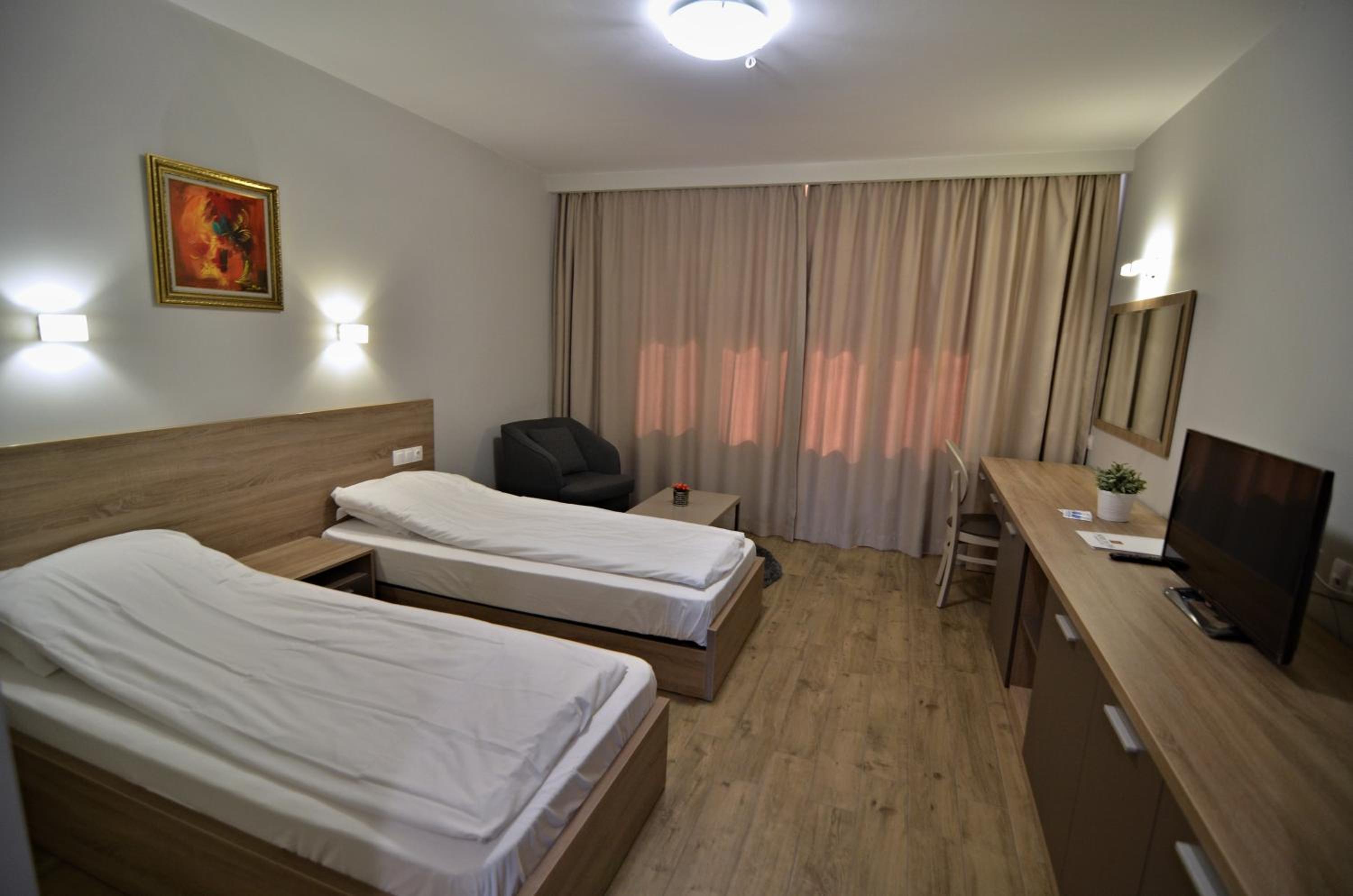 Double Room with Lake View - Photo 4