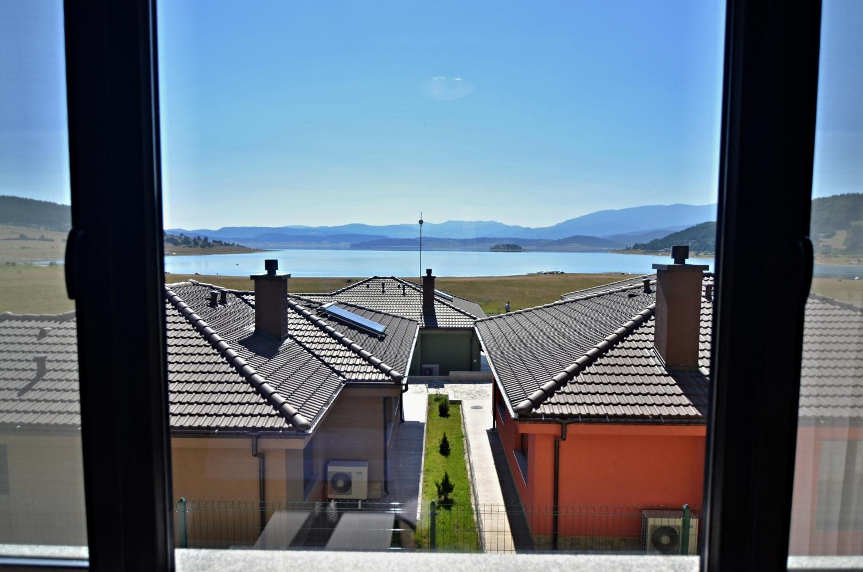 Double Room with Lake View - Photo 10