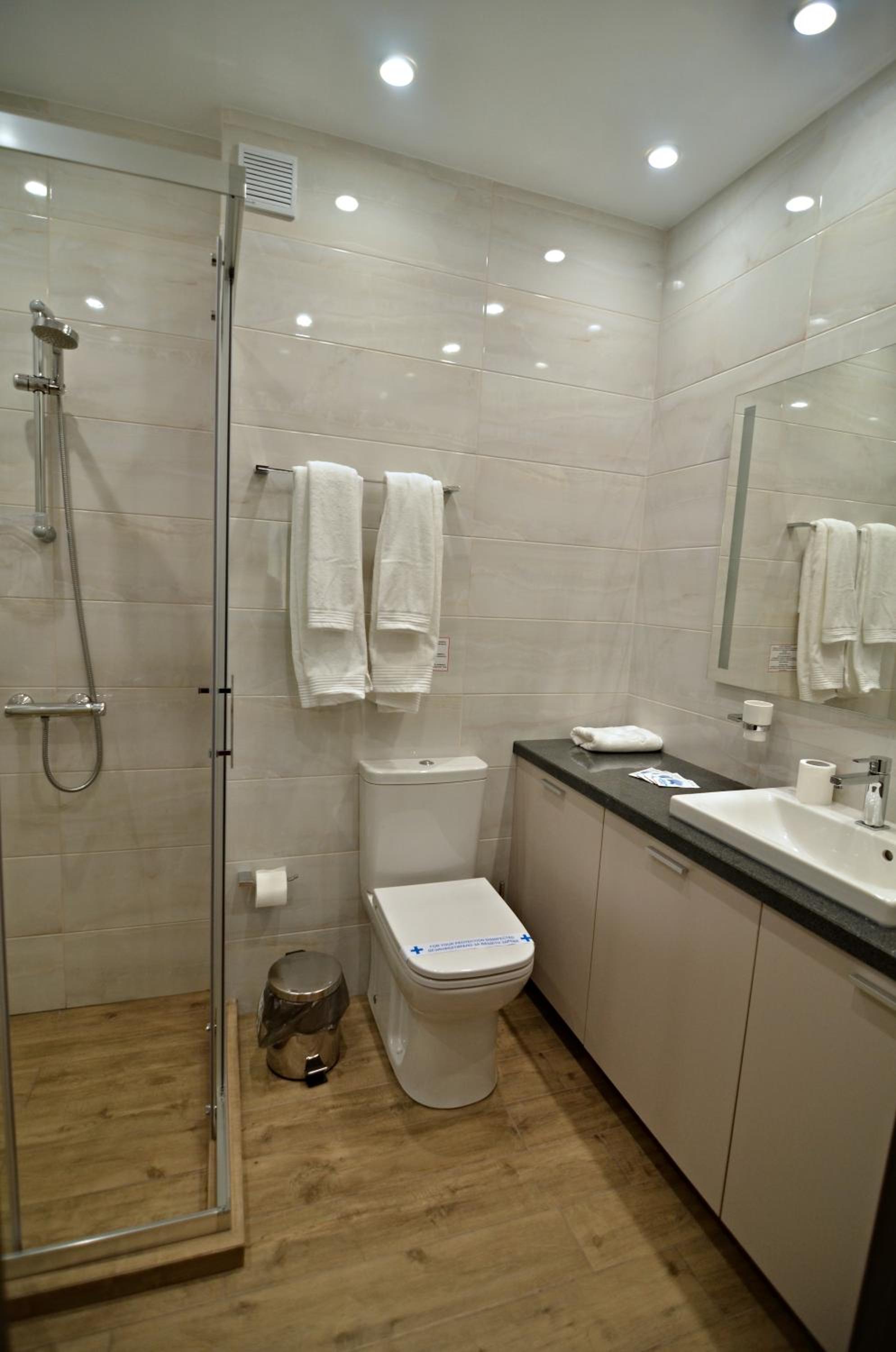 Double Room with Lake View - Photo 12
