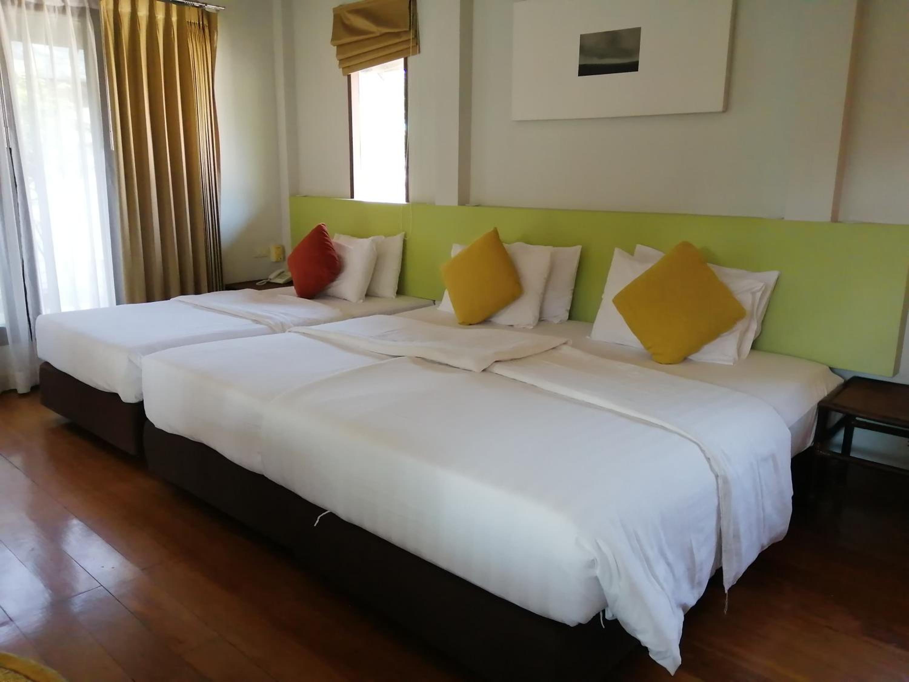 Quadruple Room with Bath photo 2