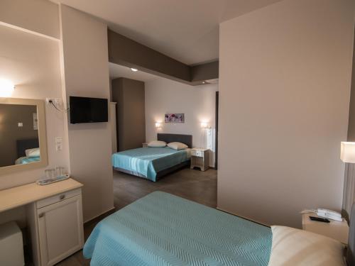 Standard Triple Room with Sea View - Photo 4
